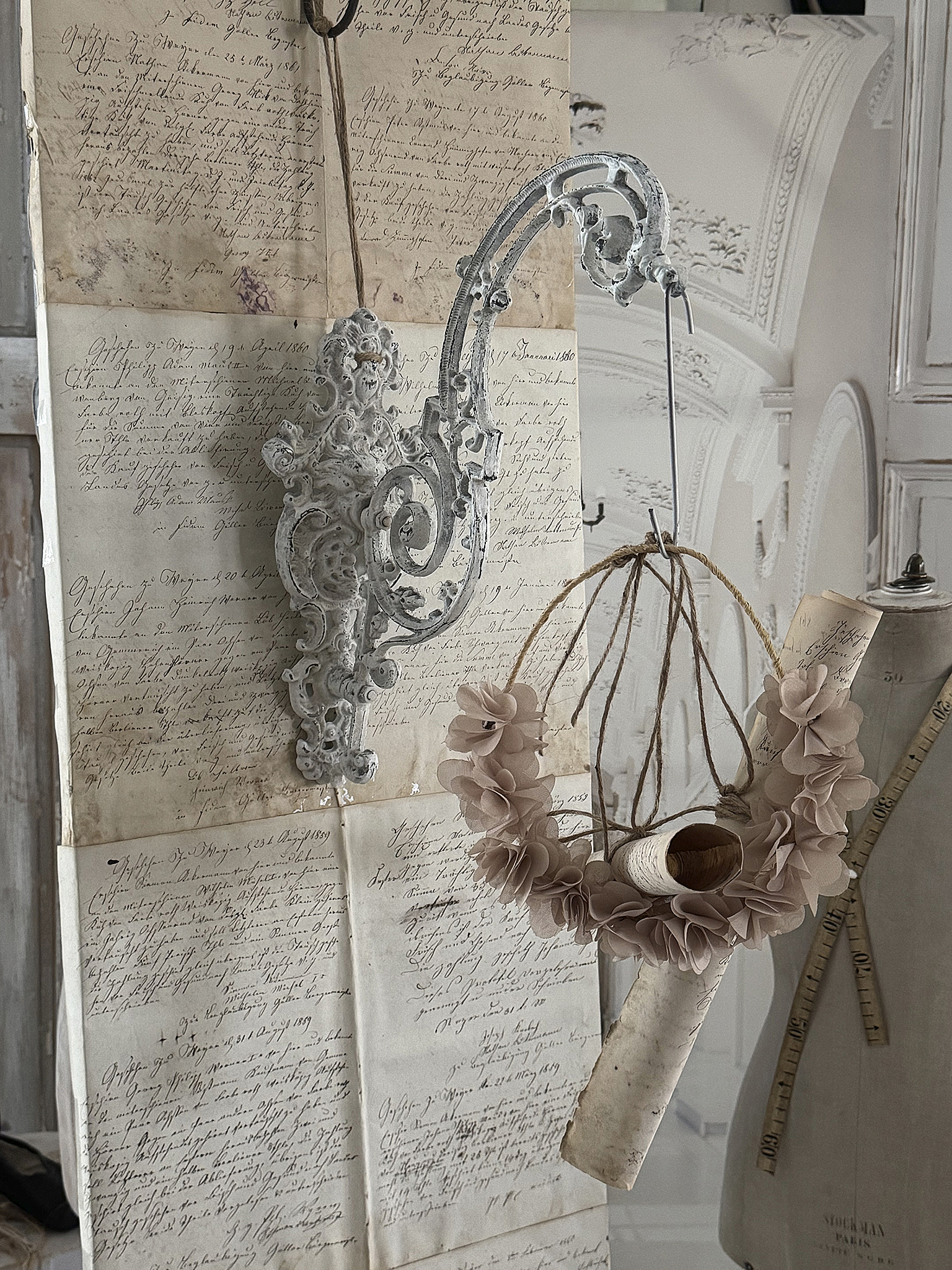  Alter Metallausleger im weißen Shabby-Kleid ***