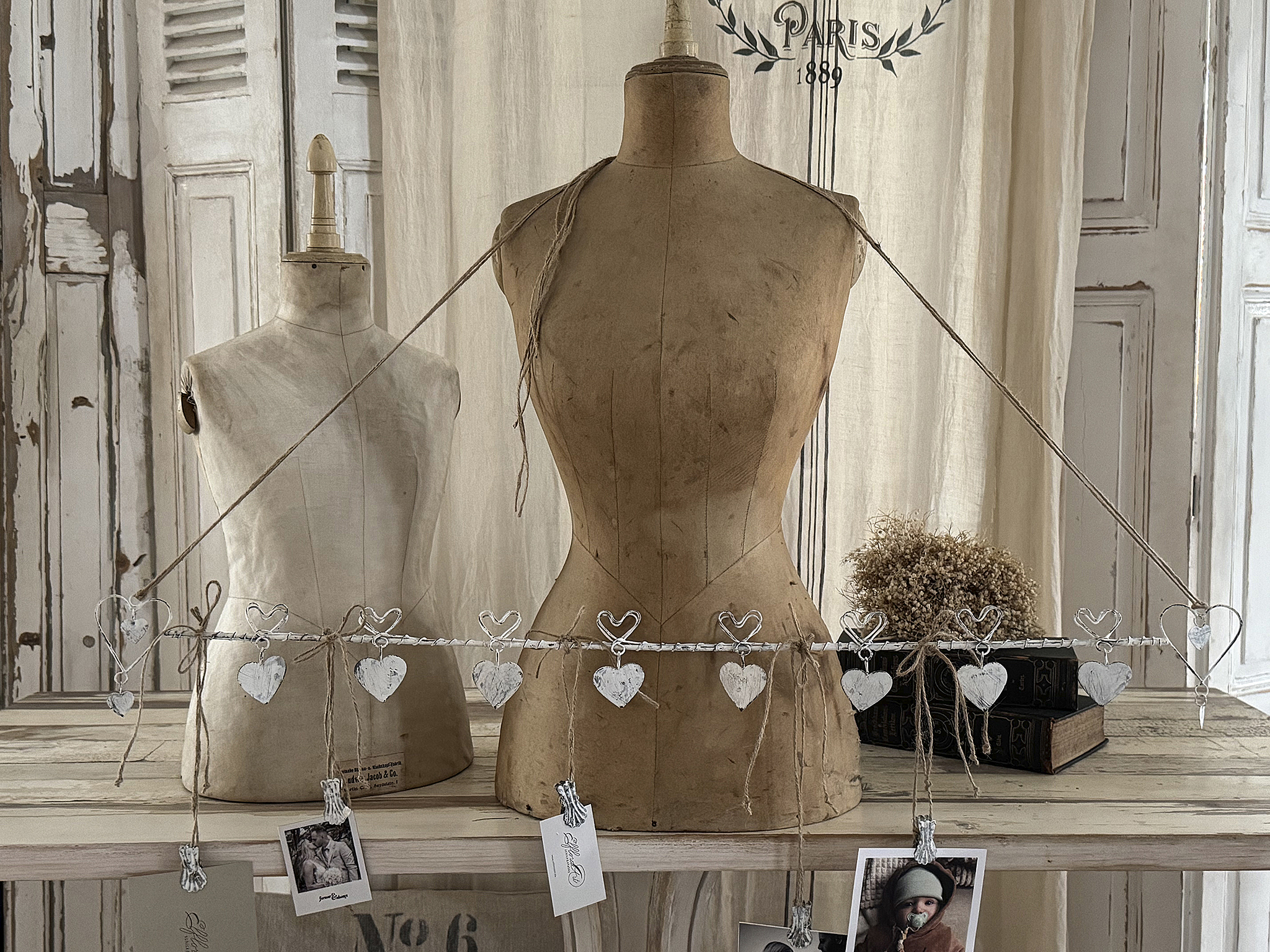  Süße, filigrane Hakenleiste im weißen Shabby-Kleid – ein herziger Blickfang***