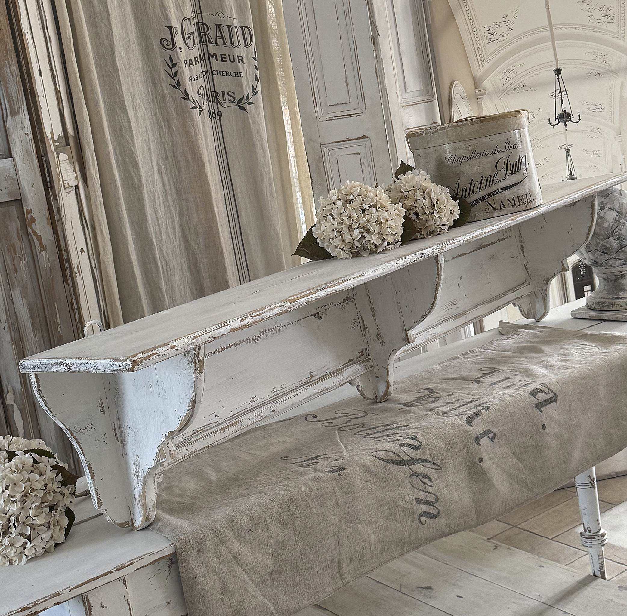 Antikes langes Gründerzeit-Regal im Shabby-Chic***