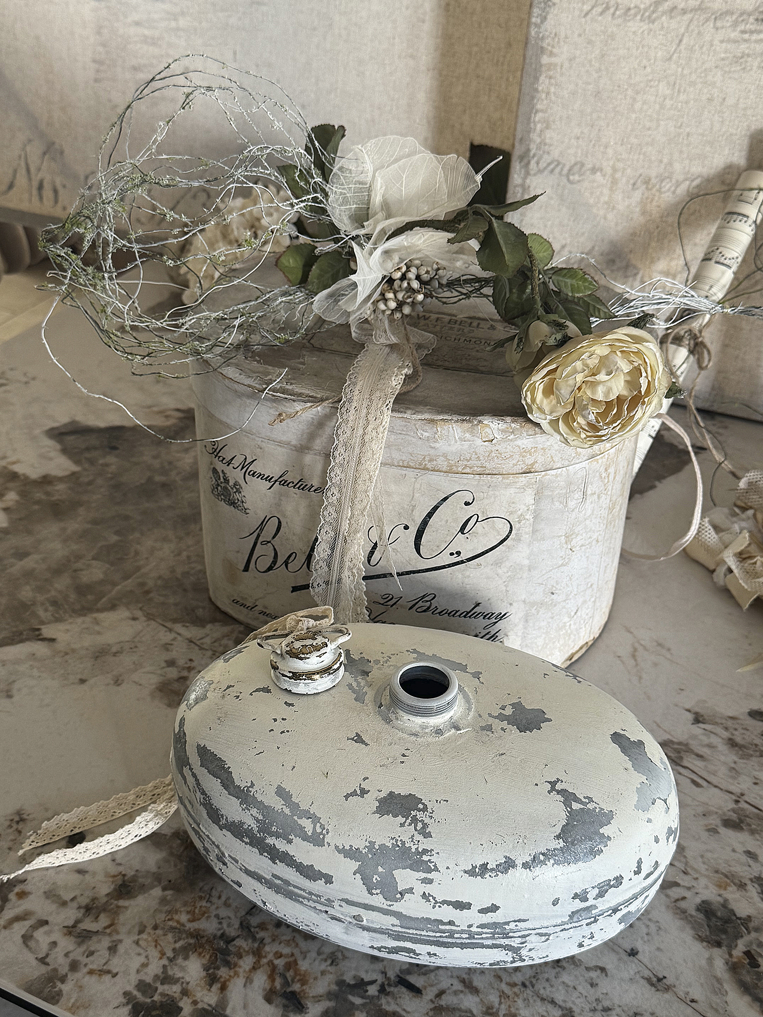 Antike Zinkwärmflasche mit romantischer Shabby-Deko***