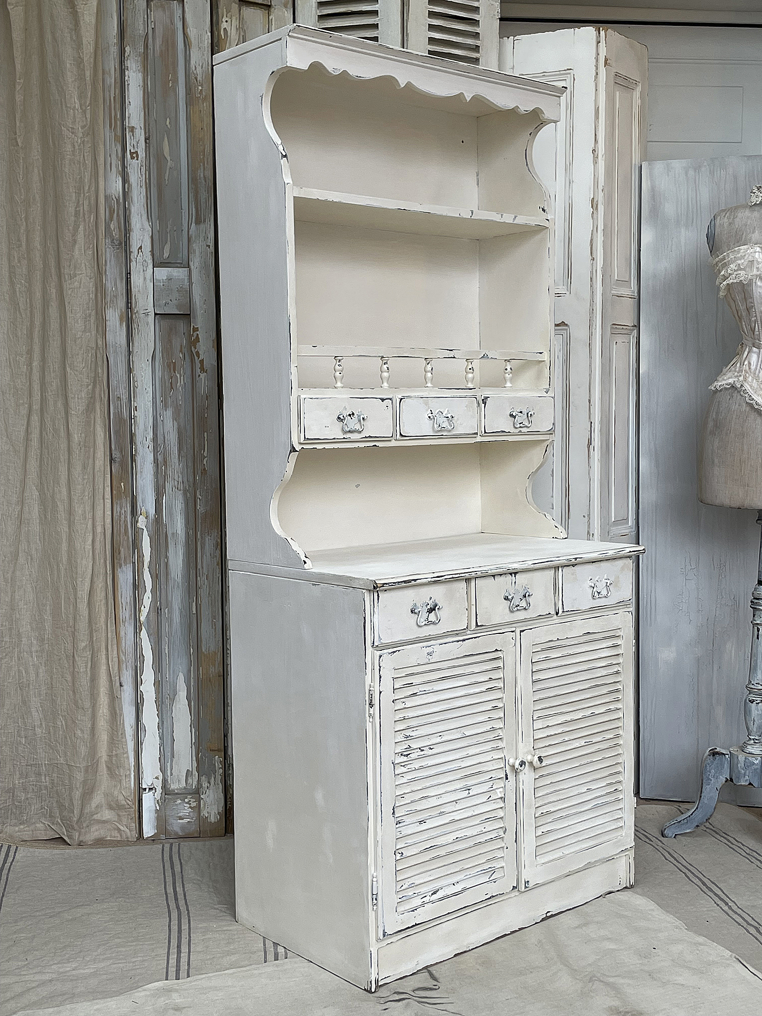 Vintage Wohnzimmerschrank mit offenen Regalen und Schubladen Hochwertiger Vintage-Stil Schrank aus Holz mit weißen Akzenten und dekorativen Details