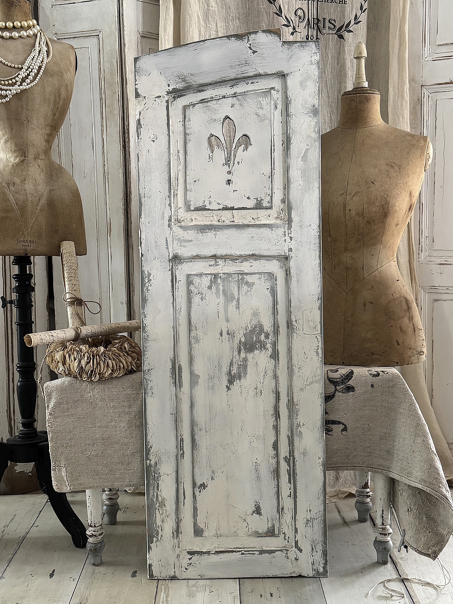 Antiker französischer Shabby-Fensterladen aus Vollholz mit Lilien-Dekor***