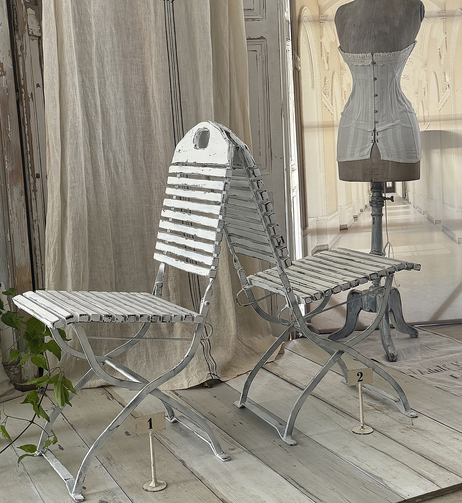 Charmante ältere Gartenstühle im mattweißen Shabby-Chic***