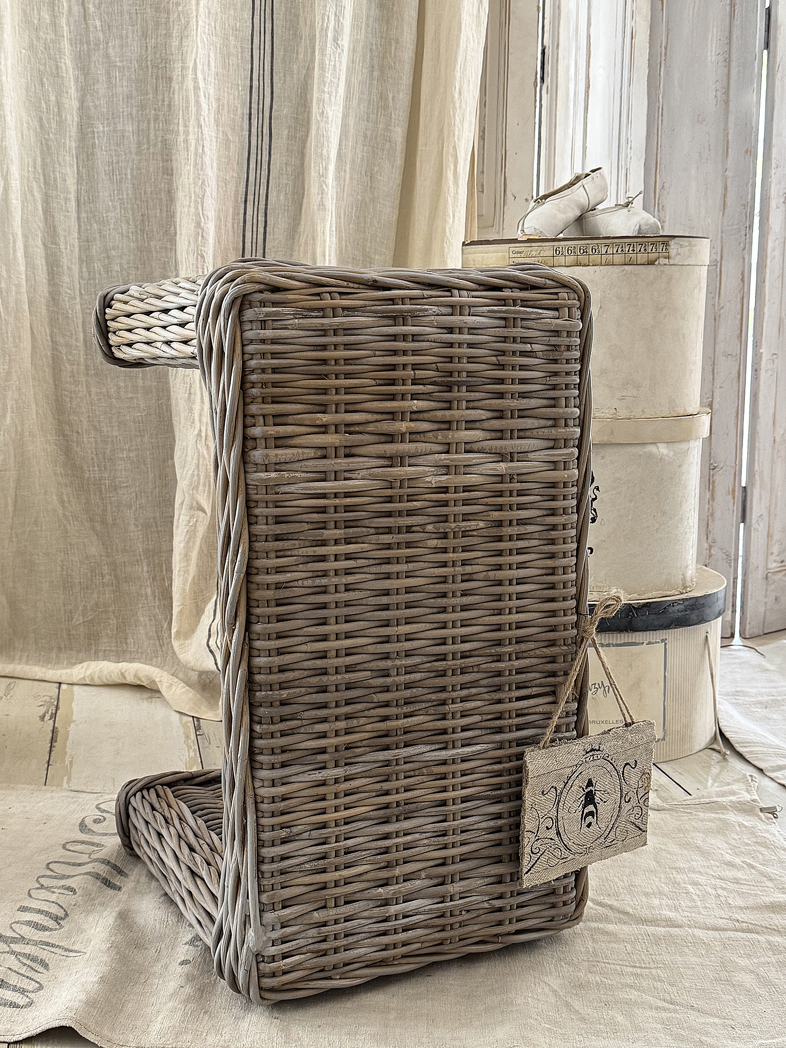 Schöne Sitzbank aus Naturweide – hochwertiger Vintage-Charme***