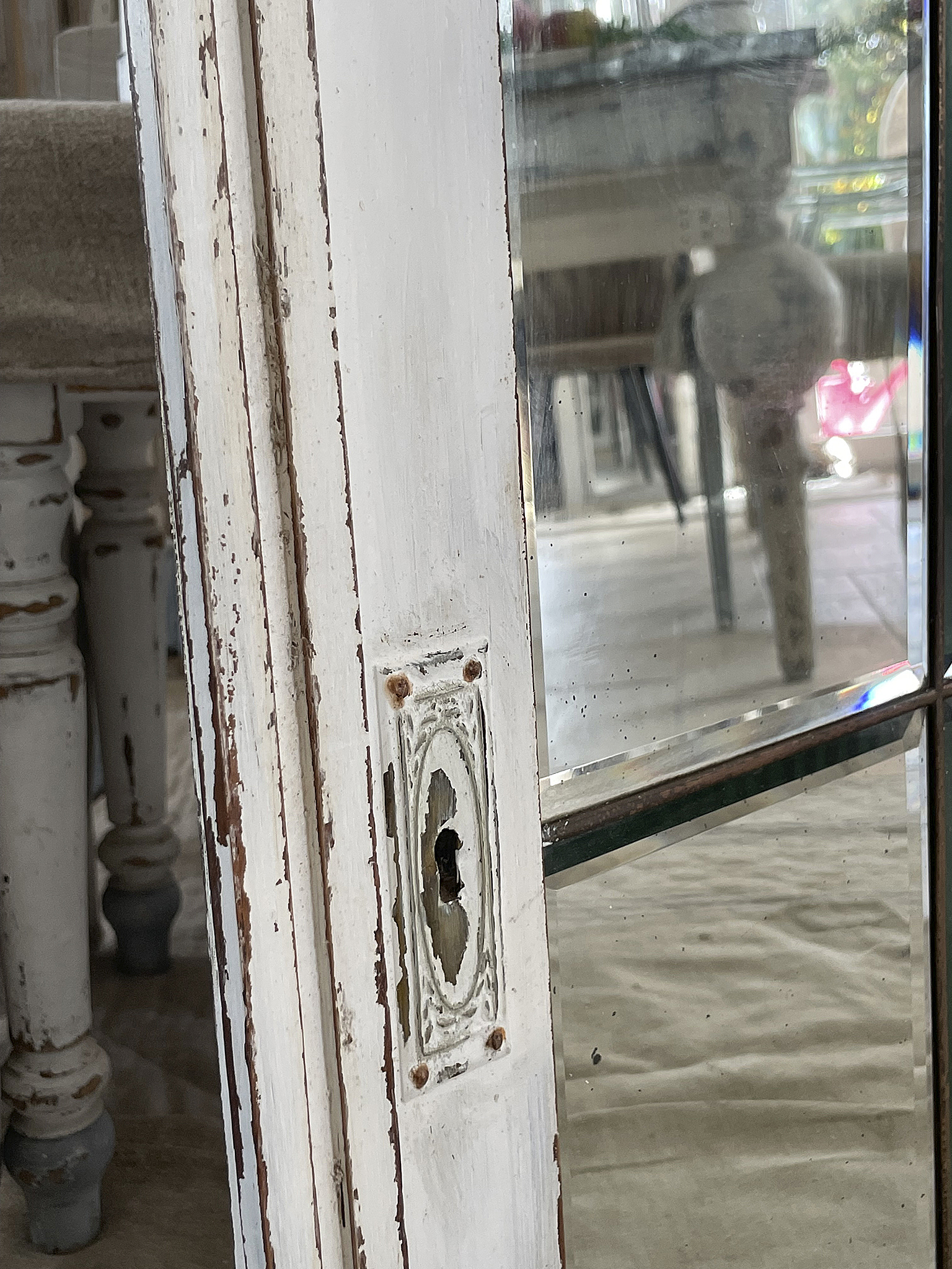 Antiker Spiegel mit nostalgischem Charme und Detailaufnahme des Rahmens Detailansicht eines antiken Spiegels mit Beschädigungen am weißen Holzrahmen.