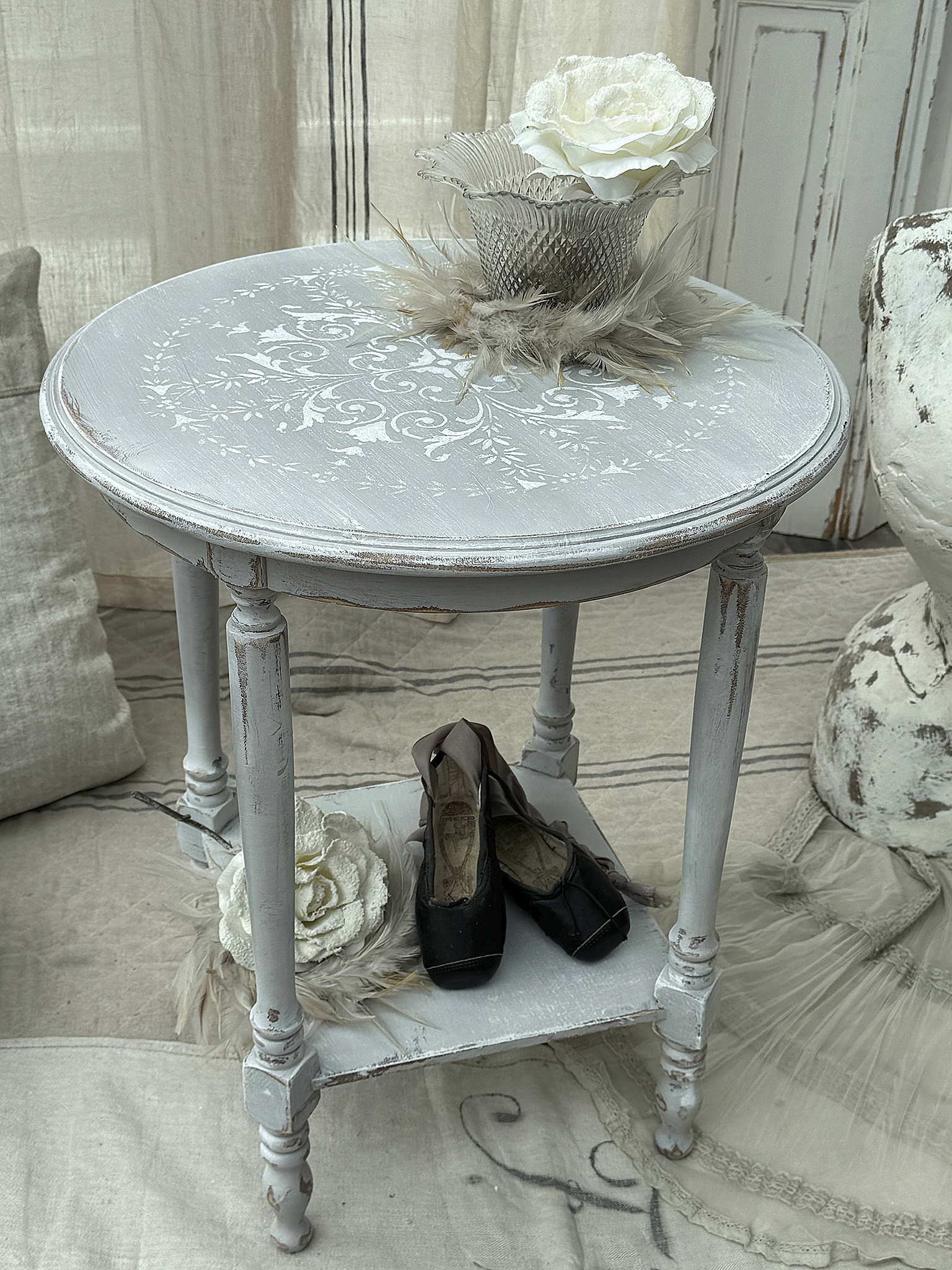 Zarter, runder Beistelltisch im Vintage-Look*** Zarter, runder Beistelltisch im Vintage-Look***