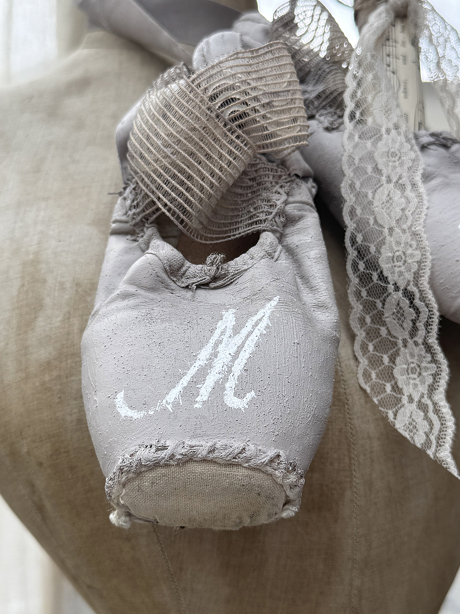 Alte Spitzenschuhe im taupen Vintagekleid M*** Alte Spitzenschuhe im taupen Vintagekleid M***