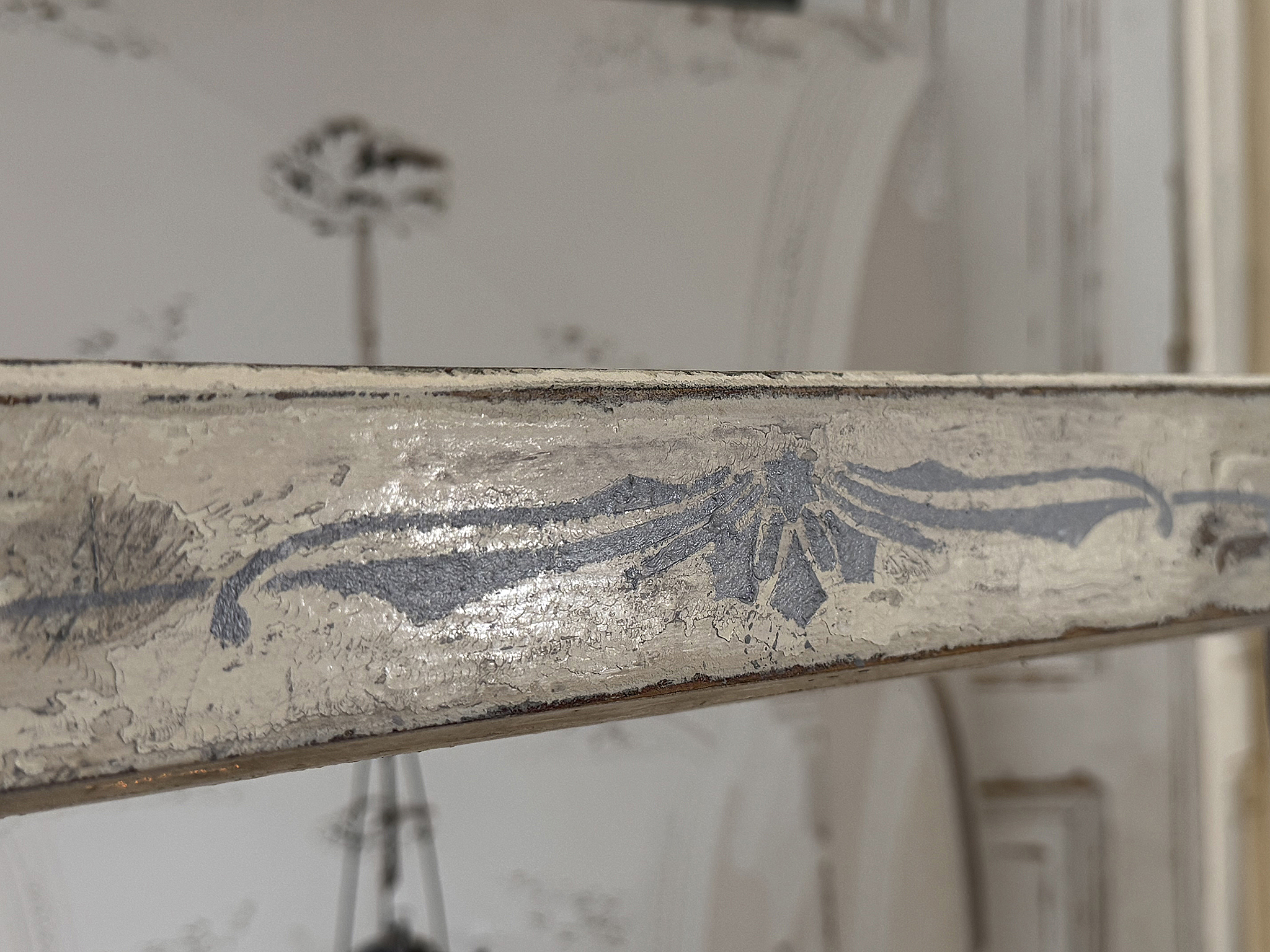 Antiker Fensterflügel mit Originalpatina, Jugendstil-Dekor und historischem Hebelgriff***