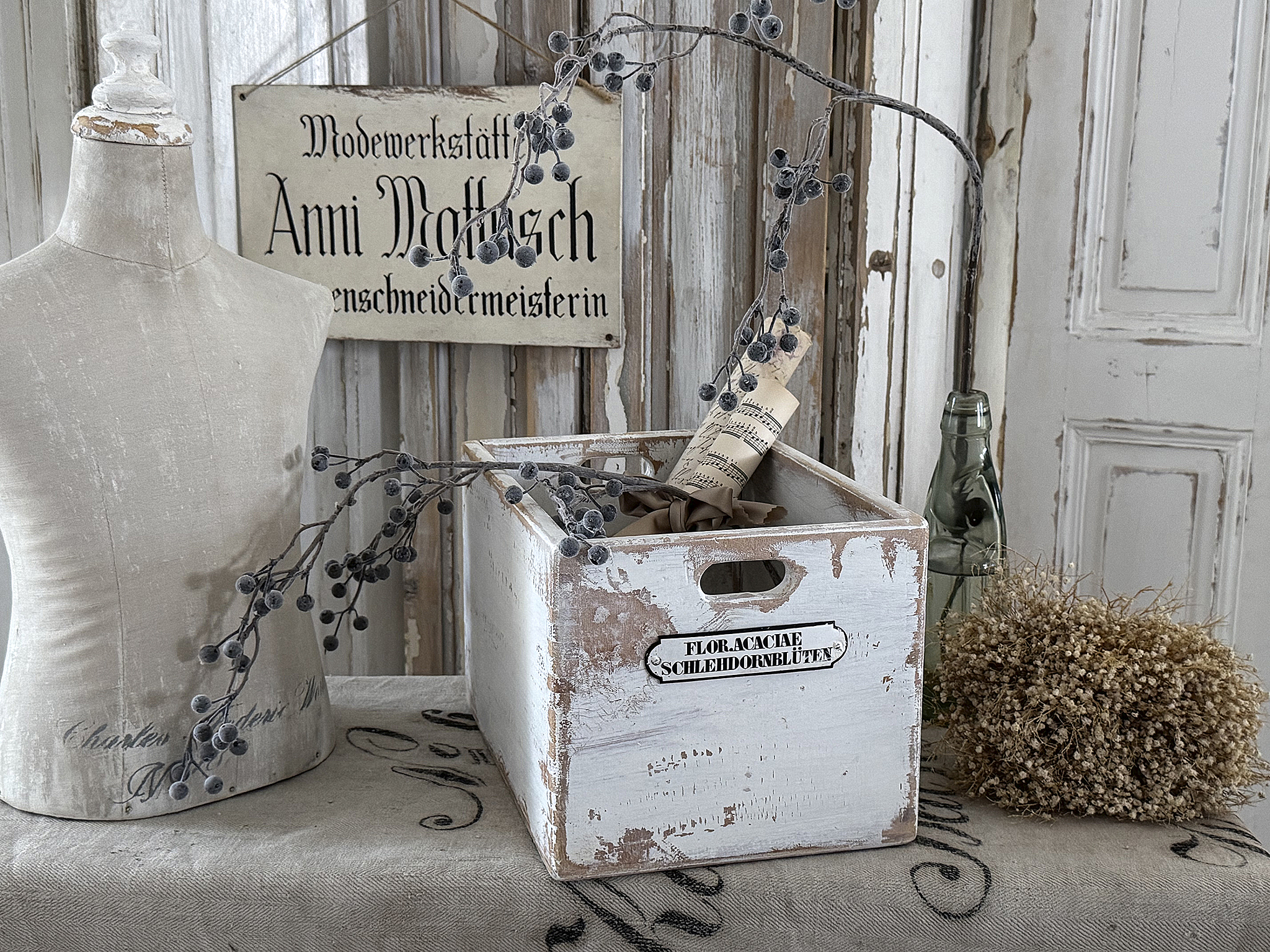 Alte Holzkiste-Schlehdornblüten***