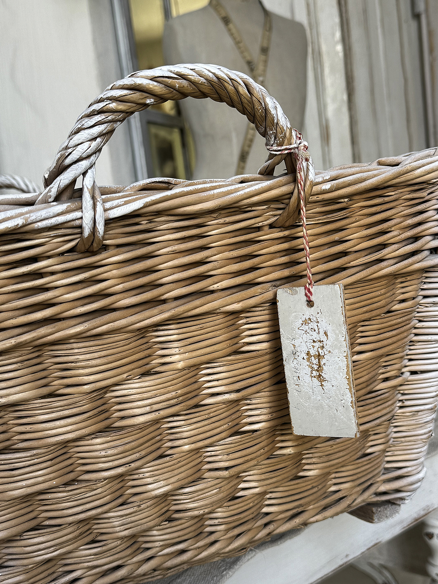 Schöner Weidenkorb im Shabby Chic – Vintage Korb mit französischer Lilie***