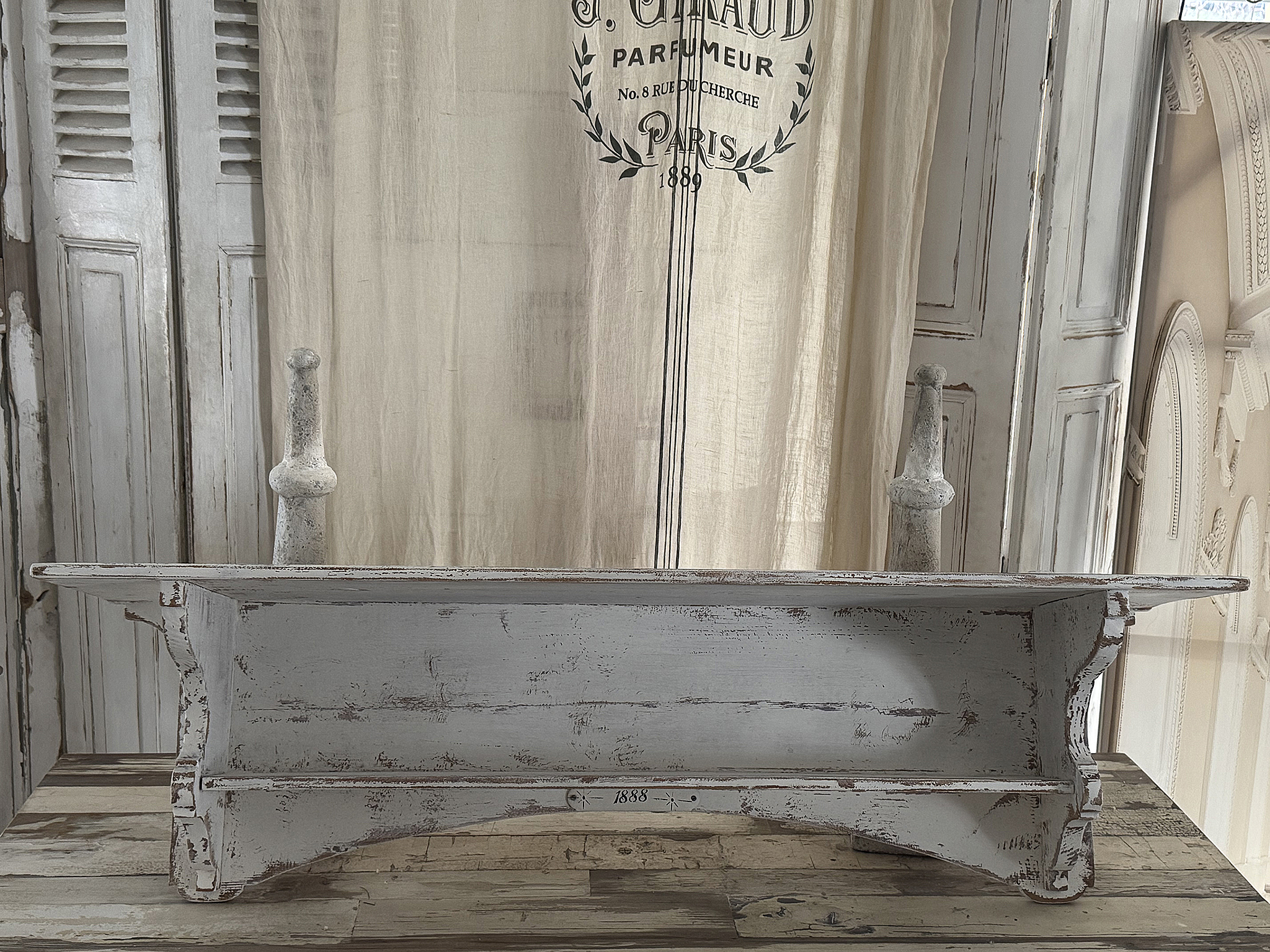 Wunderschönes, großes Gründerzeitregal im weißen Vintagekleid***