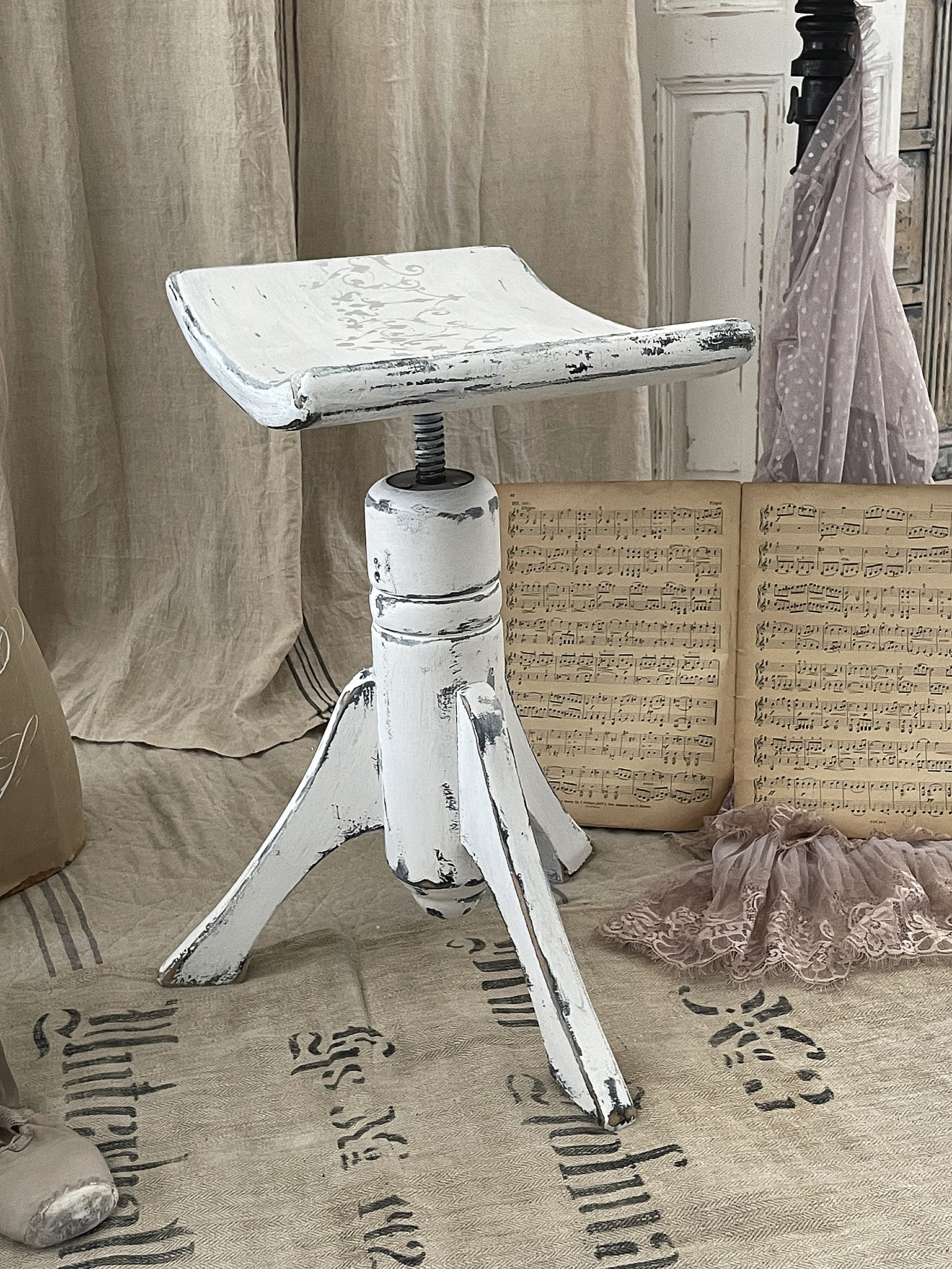 Antiker Klavierhocker "Shabby-Chic