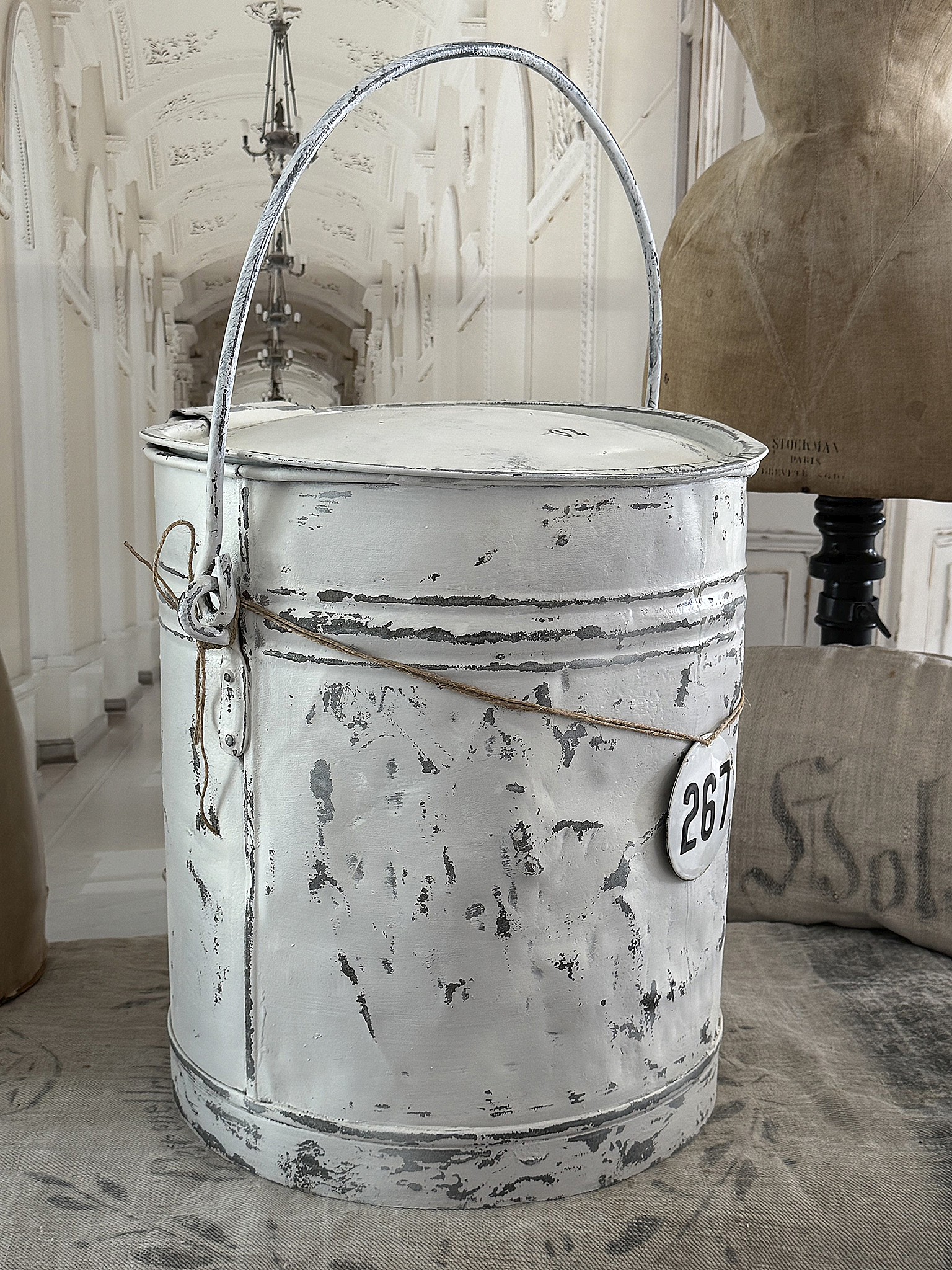 Alte Zinkmülltonne / Kohleneimer – im authentischen weißen Shabby Chic***