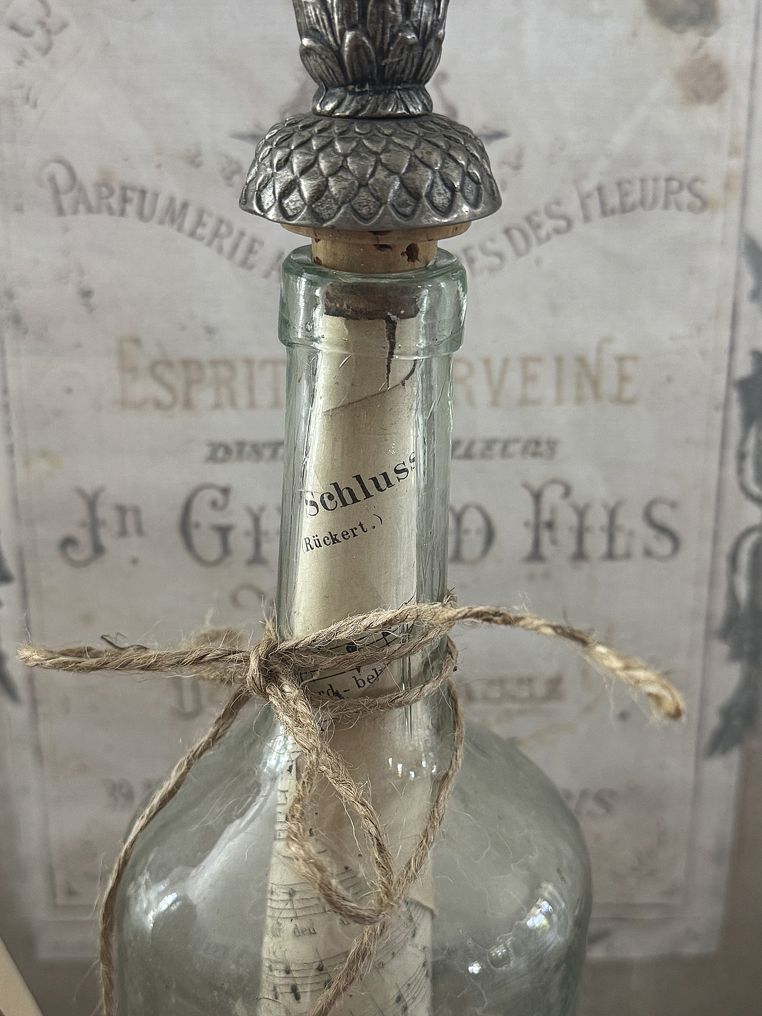 Alte Glasflasche mit Stopfen und Notenblätter*** Alte Glasflasche mit Stopfen und Notenblätter***