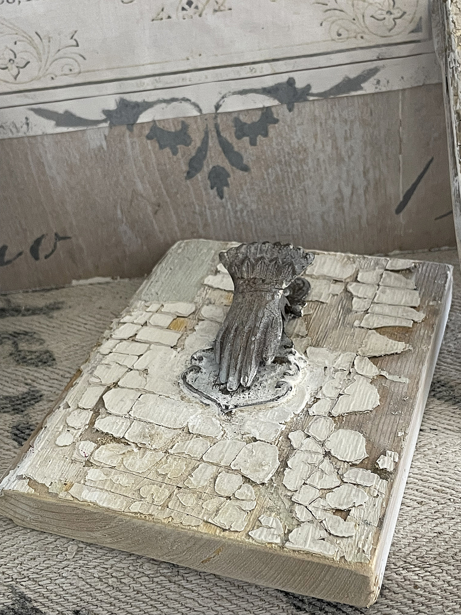 Elegante Metallhand auf einer antiken Holzplatte mit strukturiertem Hintergrund