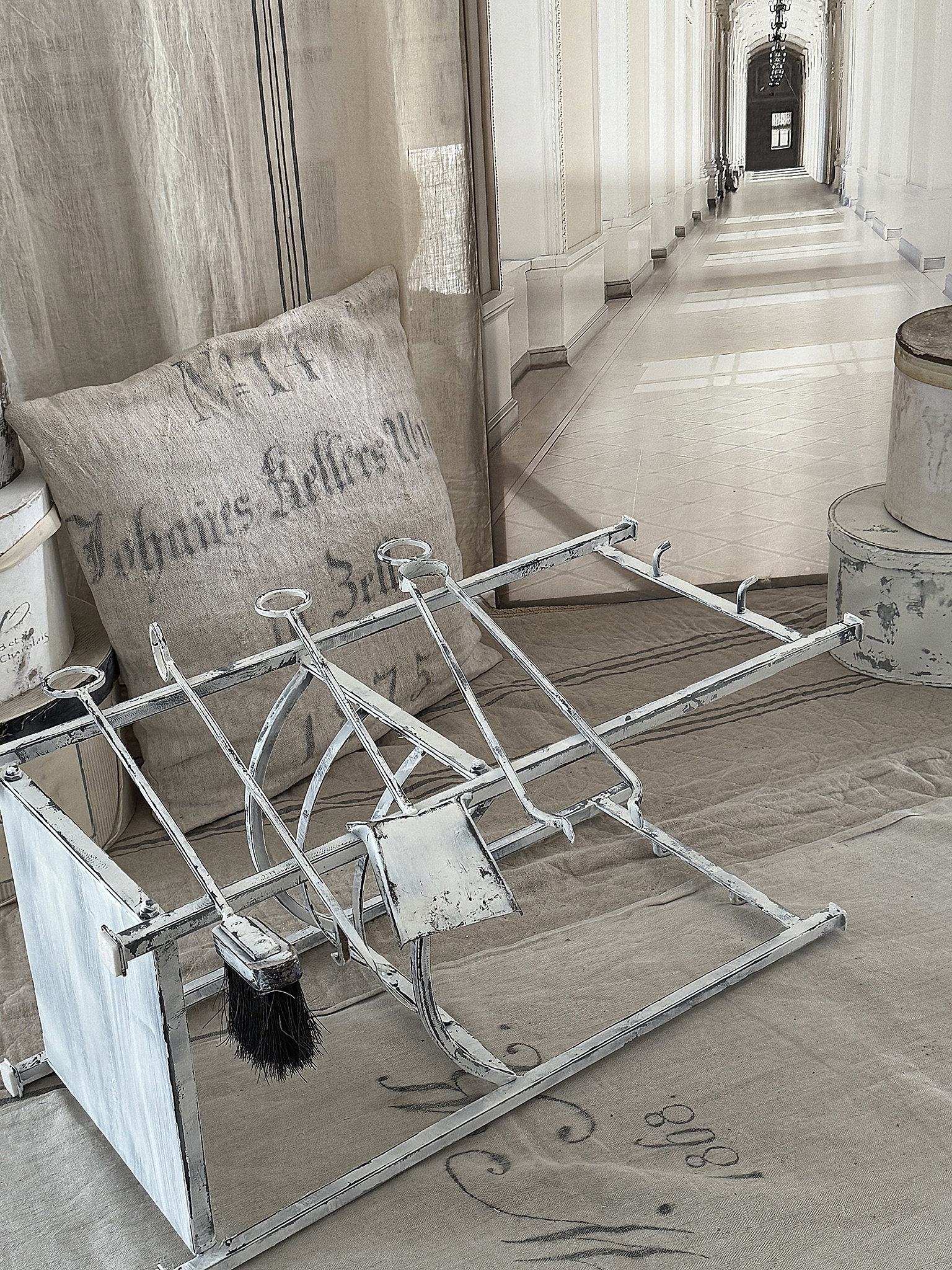 Shabby Brennholzregal mit Kaminbesteck*** Shabby Brennholzregal mit Kaminbesteck***
