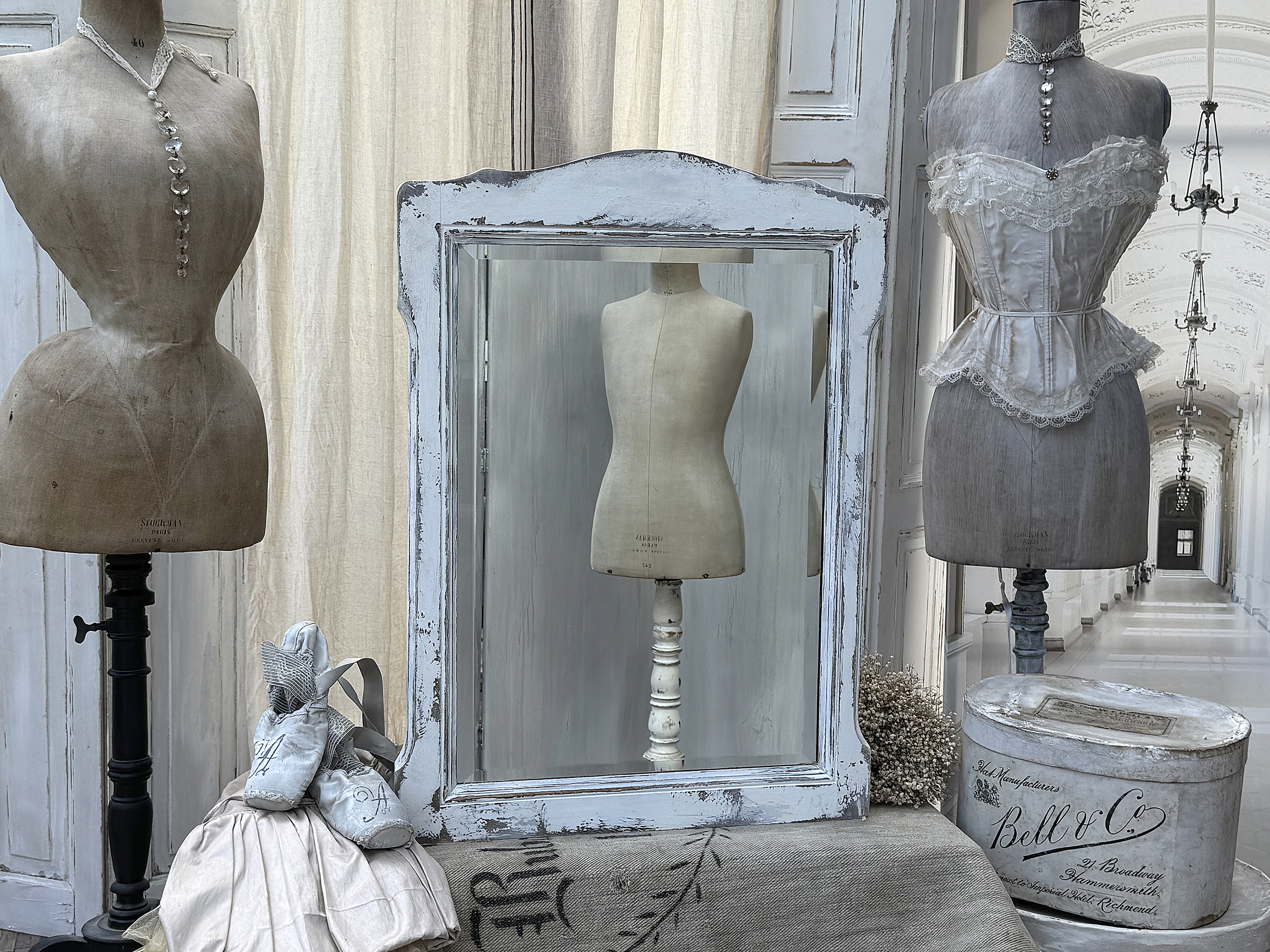 Stilvolle Schneiderpuppen und Vintage-Accessoires in einem eleganten Raum Schneiderpuppen mit elegantem Kostüm und Zubehör in einem klassischen Interieur
