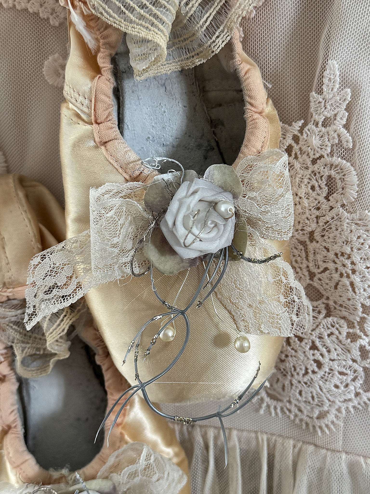 Altes Spitzenkleid mit Bügel und Vintage-Spitzenschuhe*** Altes Spitzenkleid mit Bügel und Vintage-Spitzenschuhe***