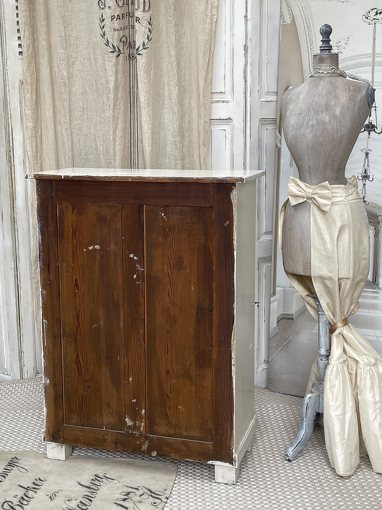 Alter Shabby-Schrank mit Mehlsack*** Alter Shabby-Schrank mit Mehlsack***