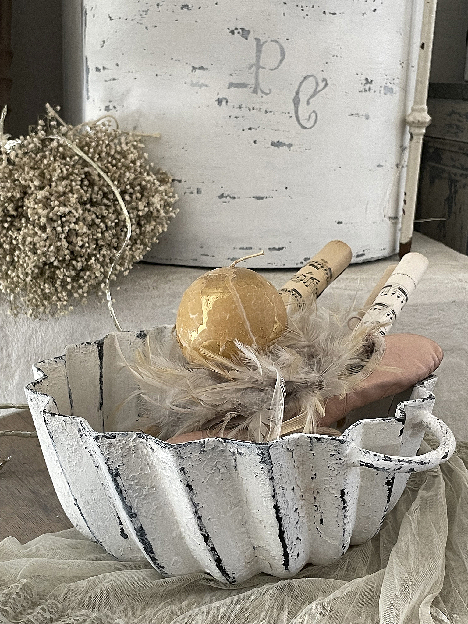 Schöne Bäckerschale mit goldener Dekoration und Federn Dekorative Bäckerschale aus Weißenschaf mit goldener Kugel und Federn