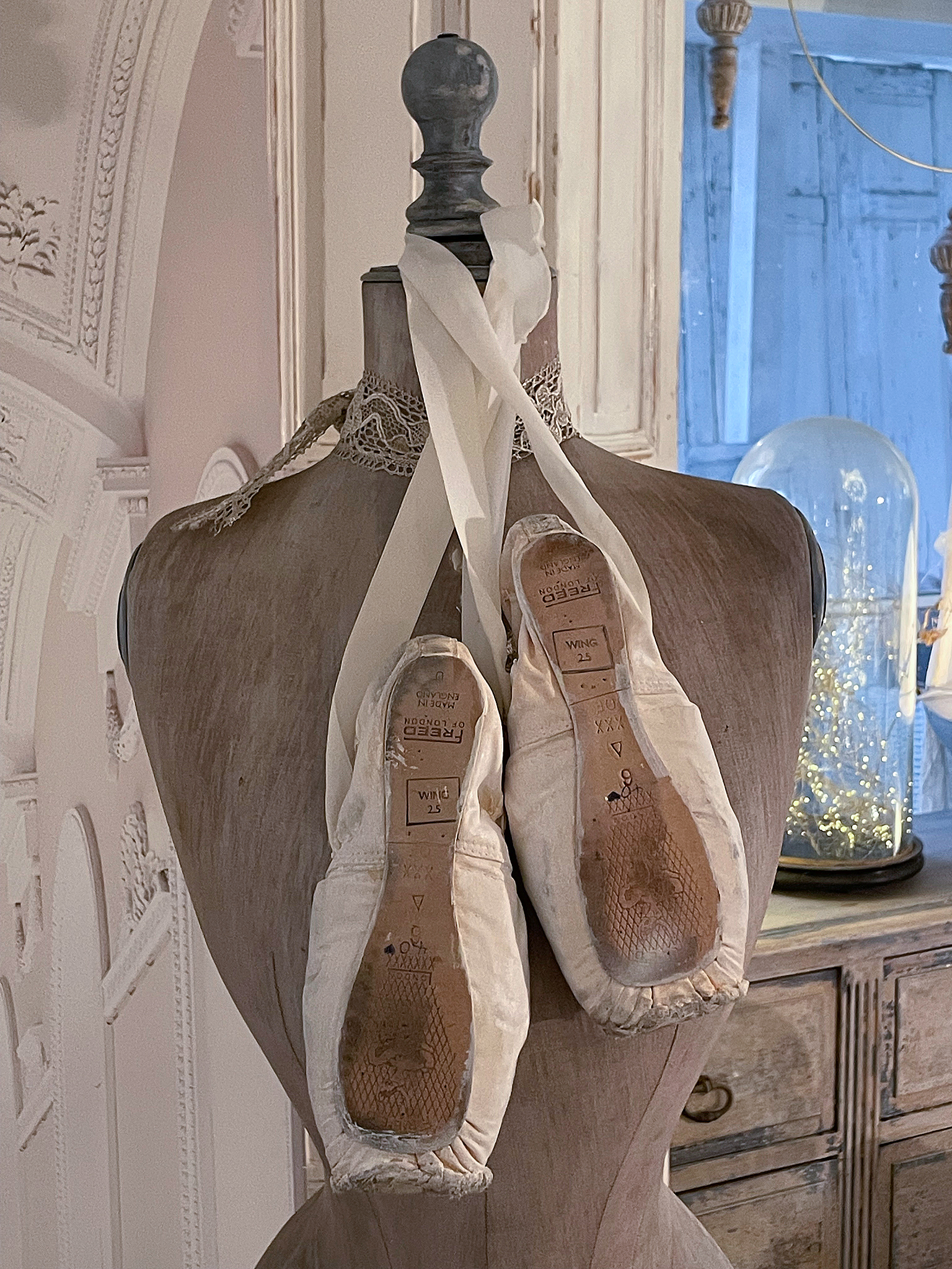 Alte Spitzenschuhe im weißen Vintagekleid A*** Alte Spitzenschuhe im weißen Vintagekleid A***