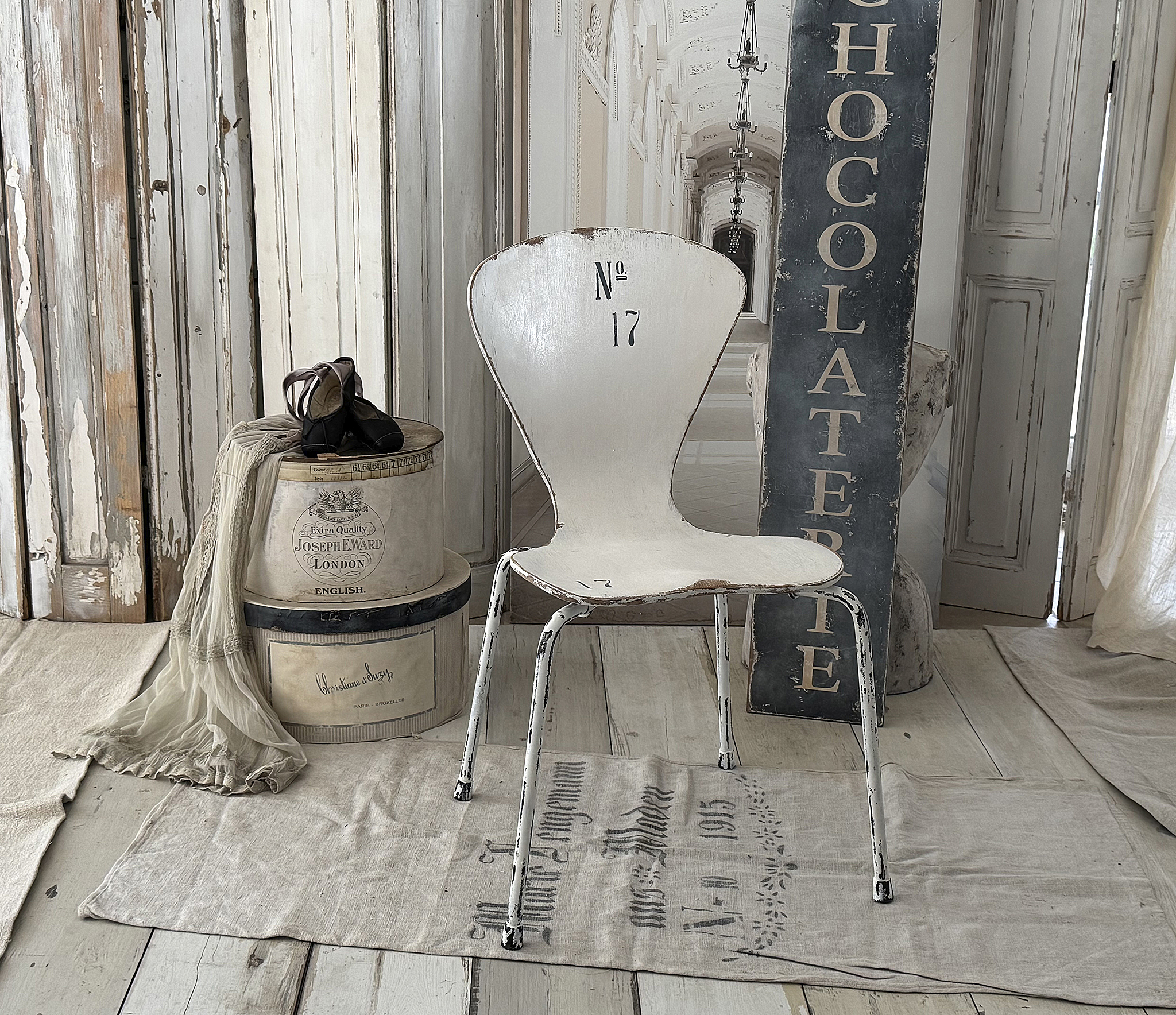 Vintage Shabby-Chic Stuhl – authentisches Mid-Century-Design mit Number 17***