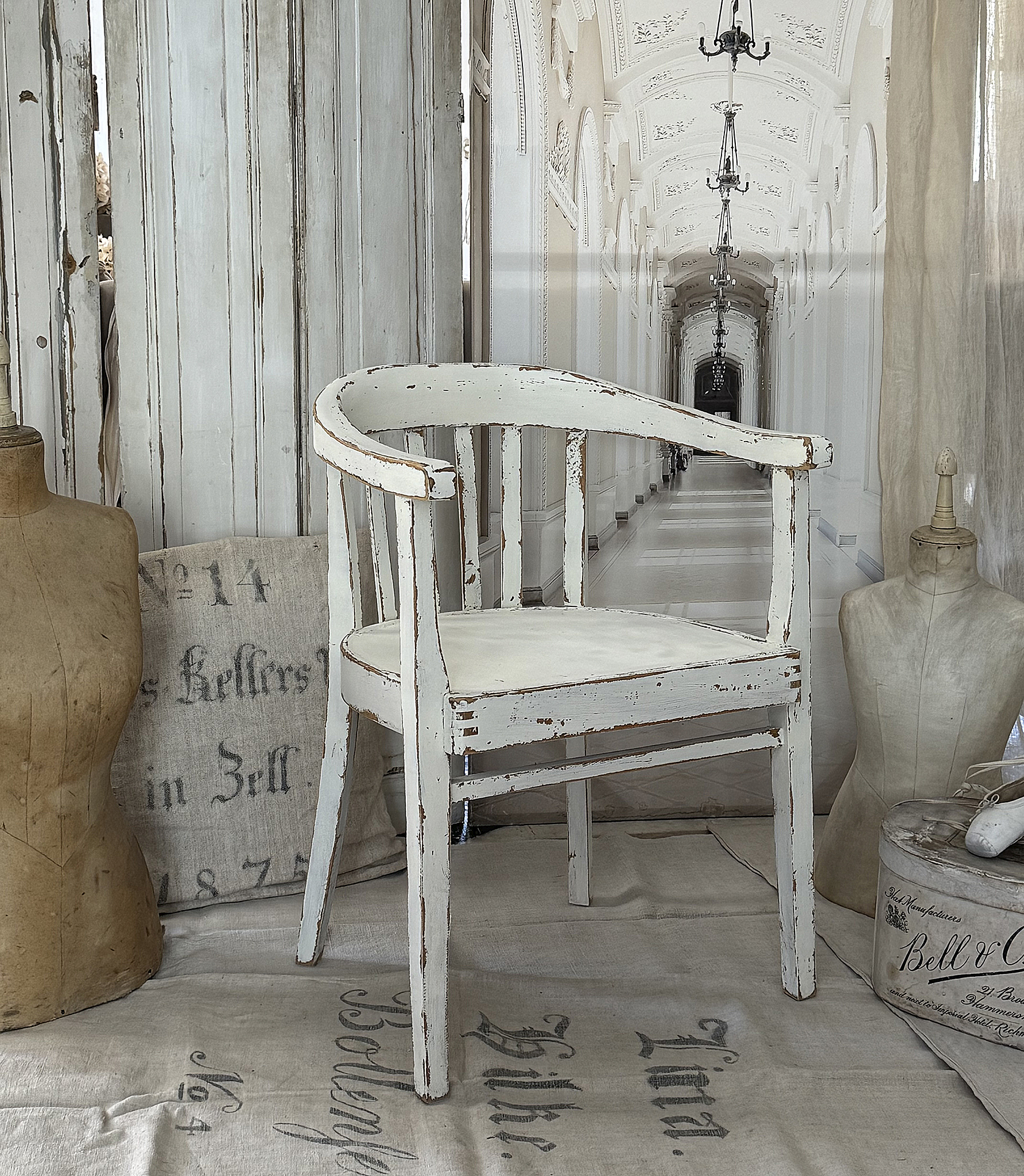 Alter breiter Bauhaus-Armlehnstuhl im authentischen Shabby-Chic***