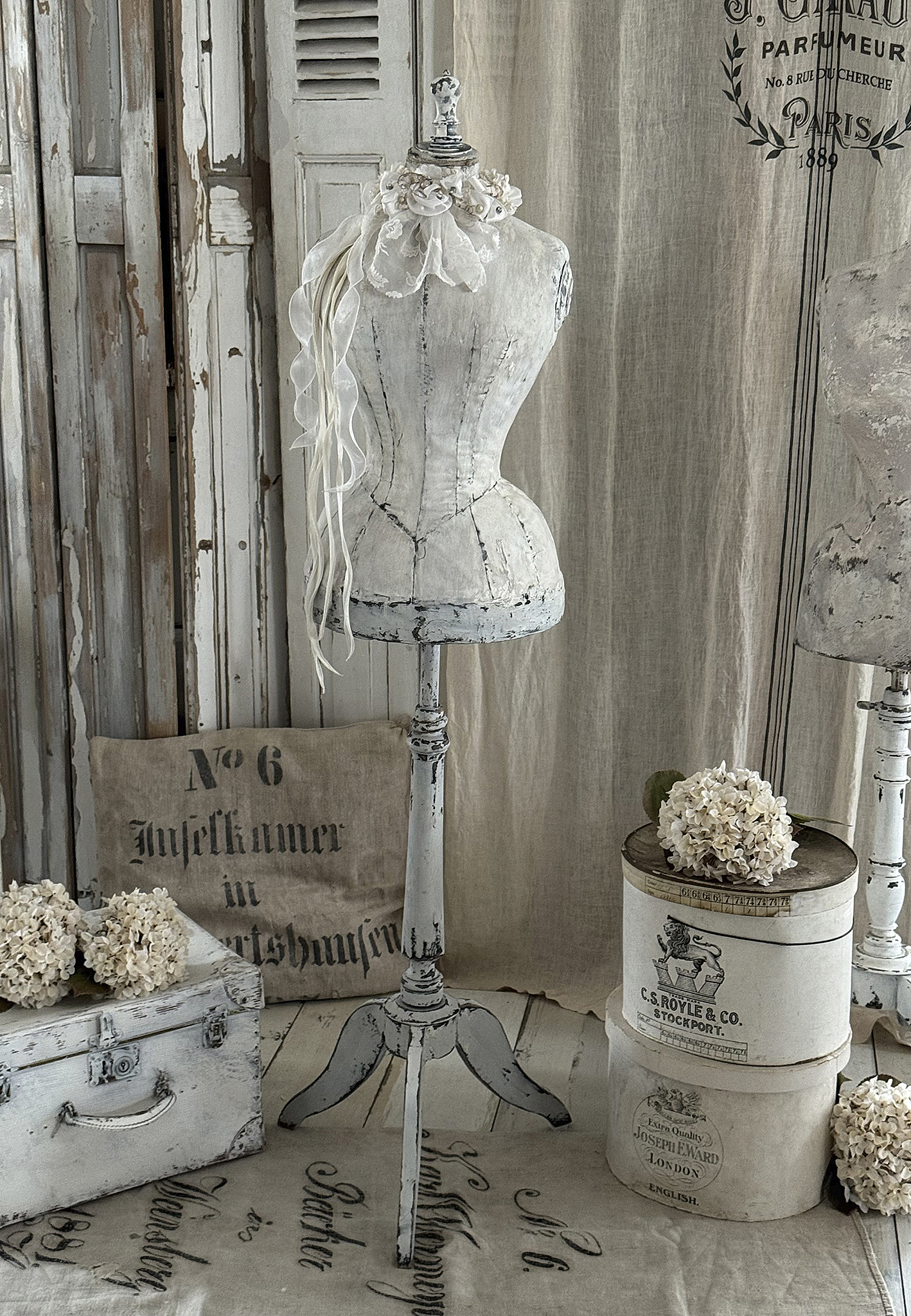 Antike Schneiderpuppe – Wespentaille & Vintage-Charme***