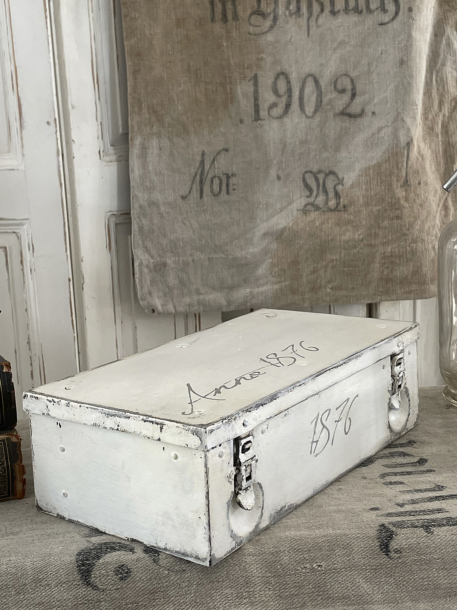 Vintage Holzkiste aus dem Jahr 1876 mit beschrifteter Oberfläche