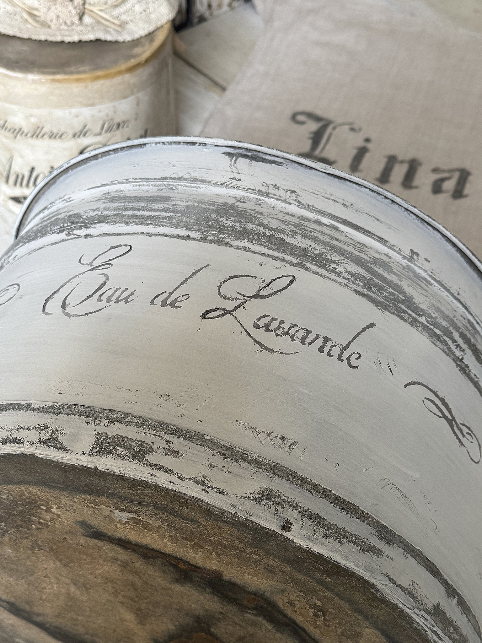 Alter Zinktopf „Eau de Lavande“ – Shabby-Chic mit Vintage-Charme***