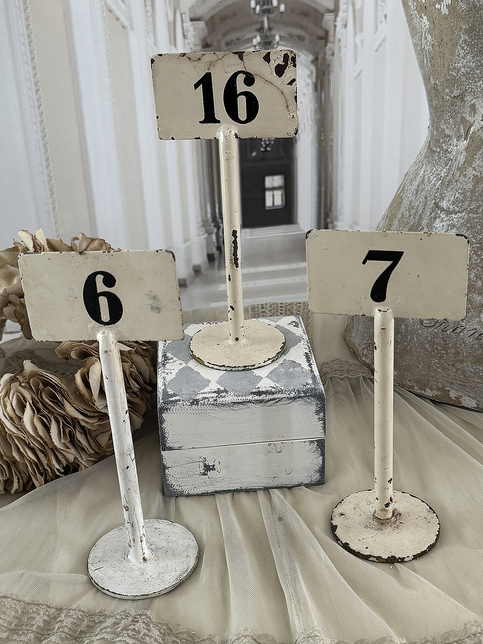 Seltene antike Tischzahlen aus Frankreich mit Originalzahlen und Patina***