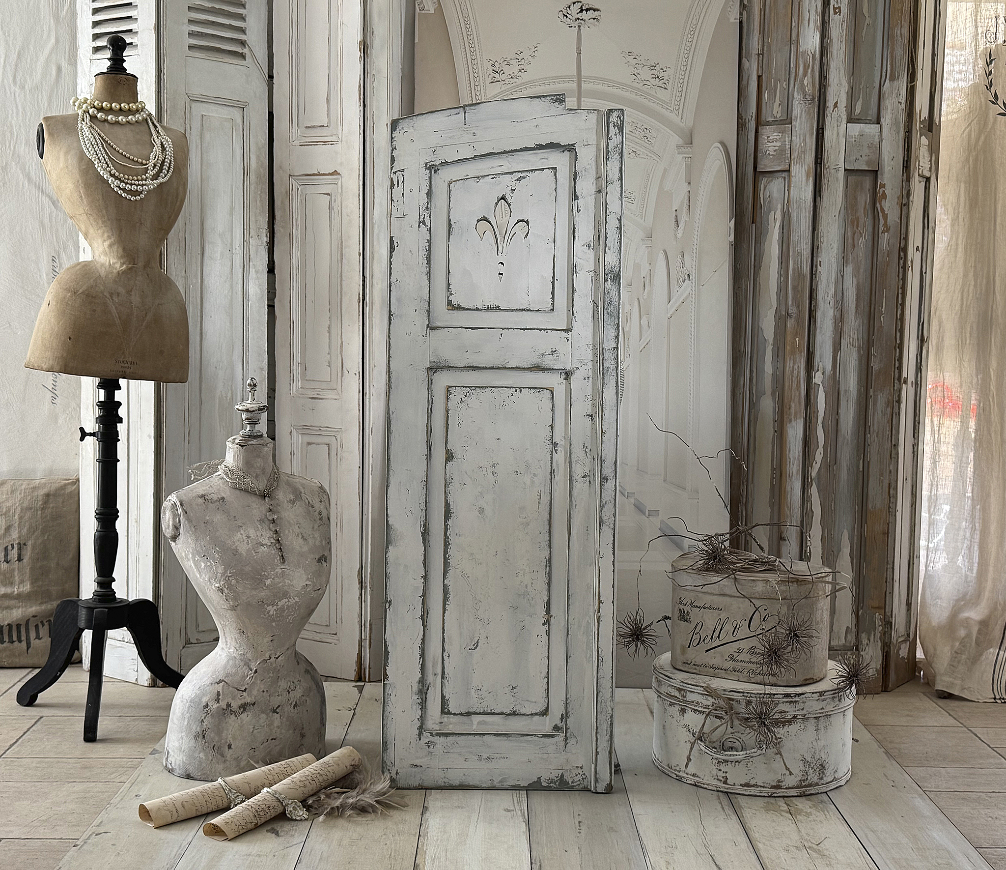 Antiker französischer Shabby-Fensterladen aus Vollholz mit Lilien-Dekor 1***