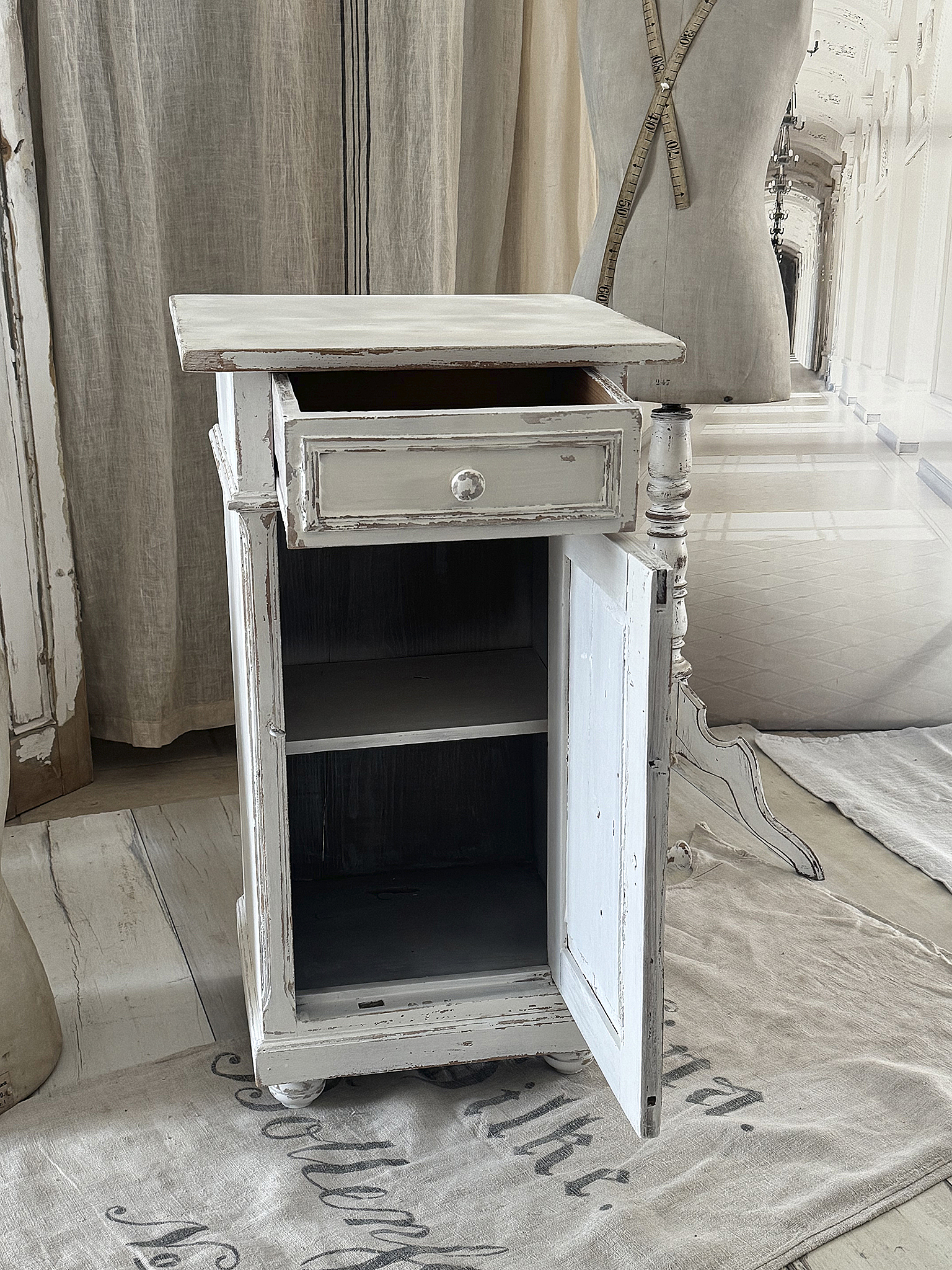 Altes Shabby-Schränkchen „87“***