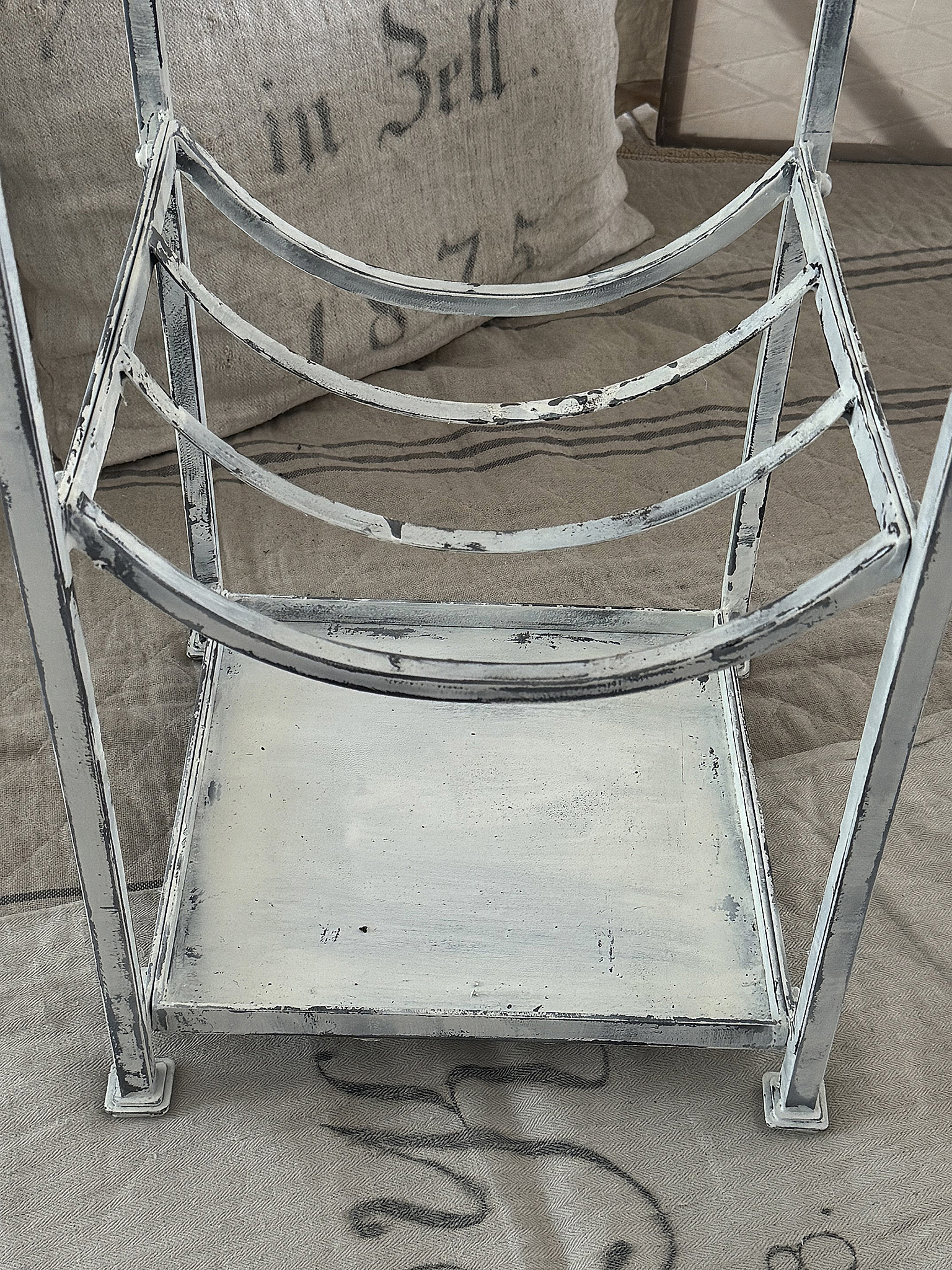 Shabby Brennholzregal mit Kaminbesteck*** Shabby Brennholzregal mit Kaminbesteck***