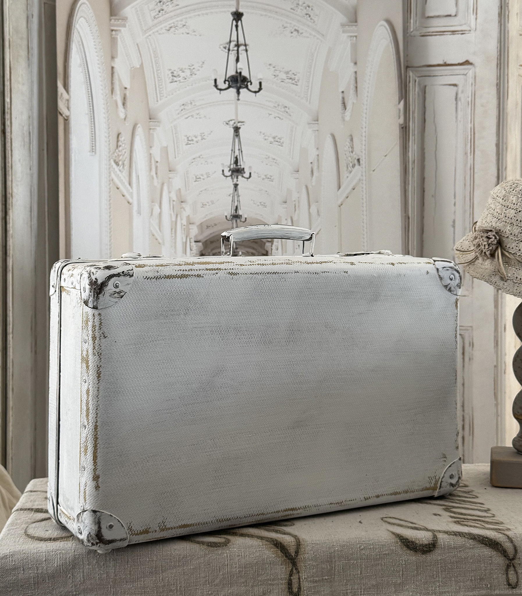 Alter Hartschalenkoffer „Haute Couture“ – Vintage Koffer im französischen Shabby Chic