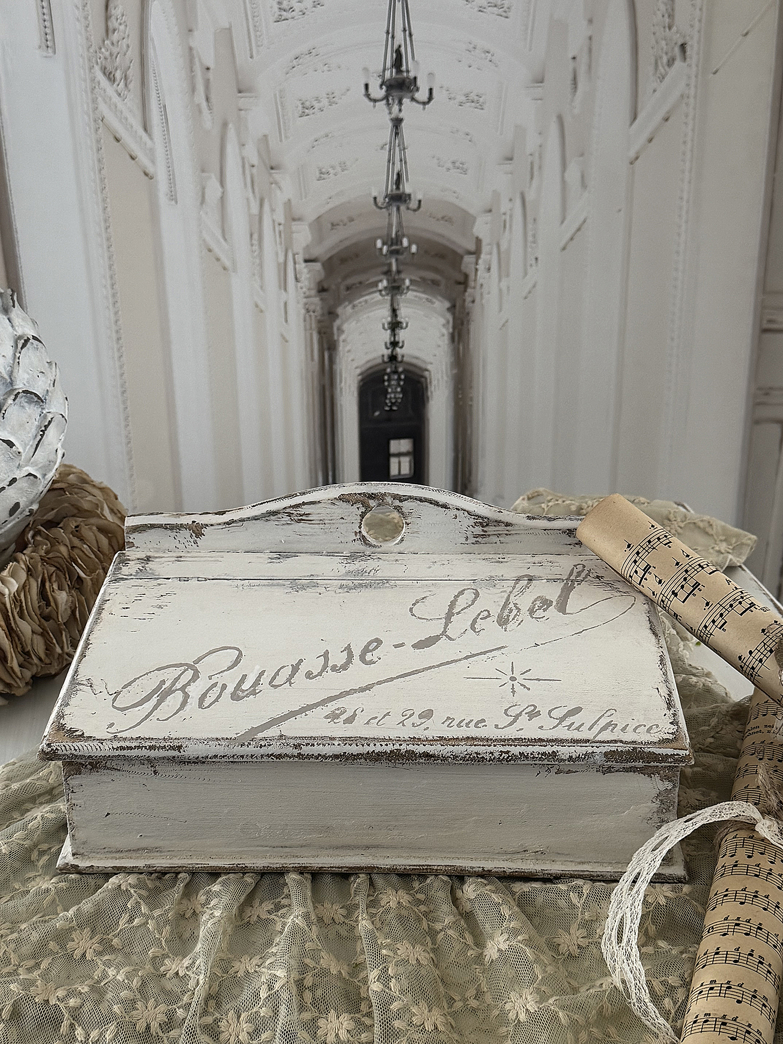 Alte Holzklappkiste im Shabby Chic mit französischen Schriftzügen***