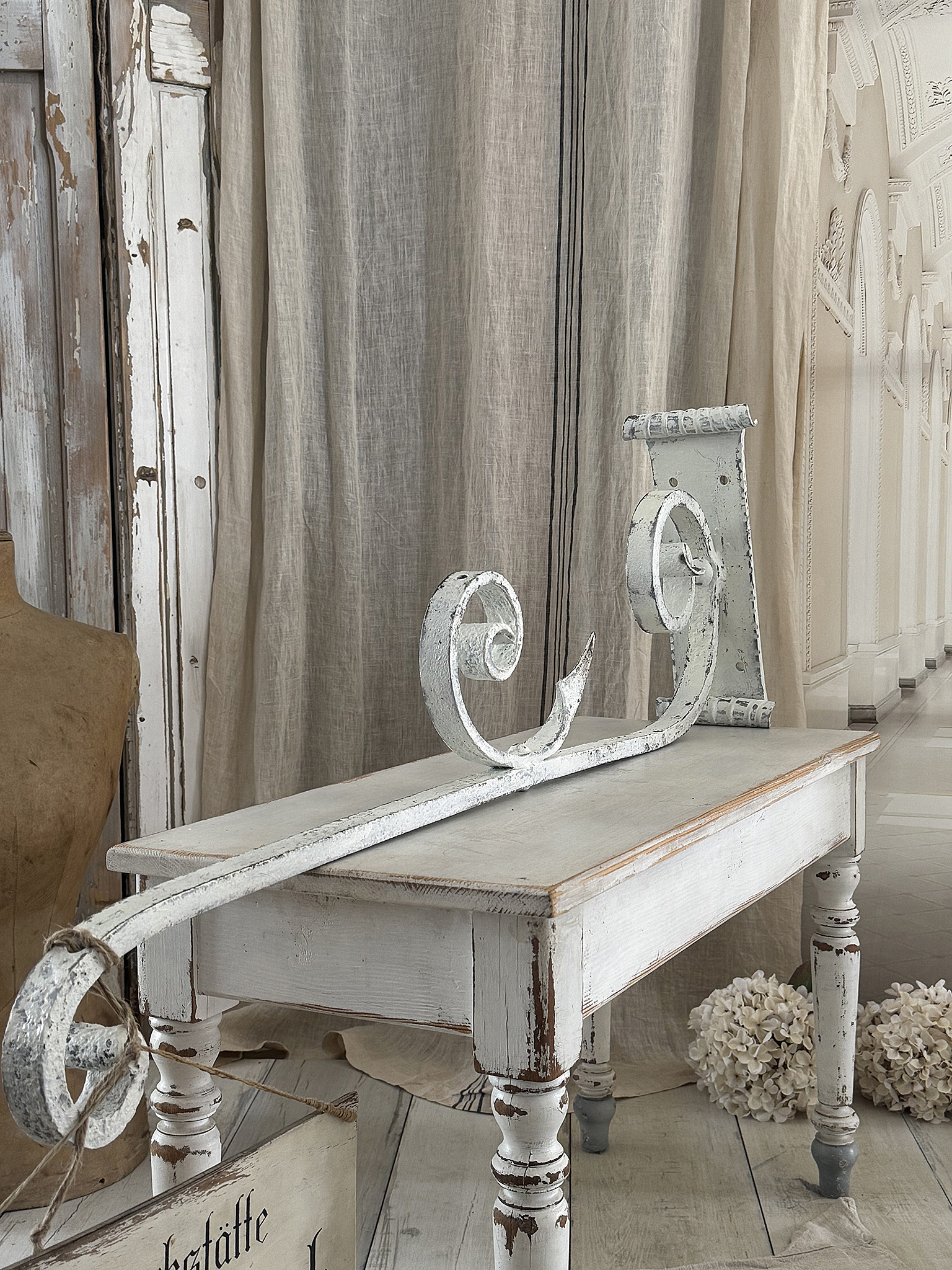 Antiker Wandausleger aus Gusseisen – imposantes Shabby-Unikat***