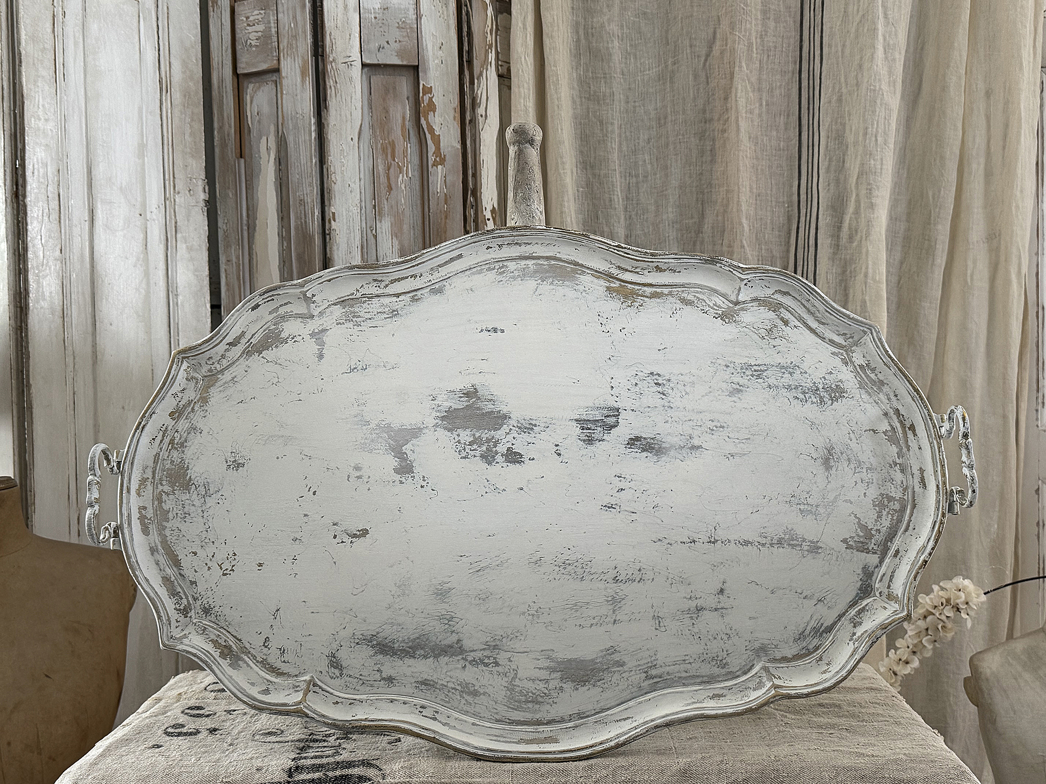 Sehr großes altes Messingtablett im mattweißen Shabby-Vintage-Look***