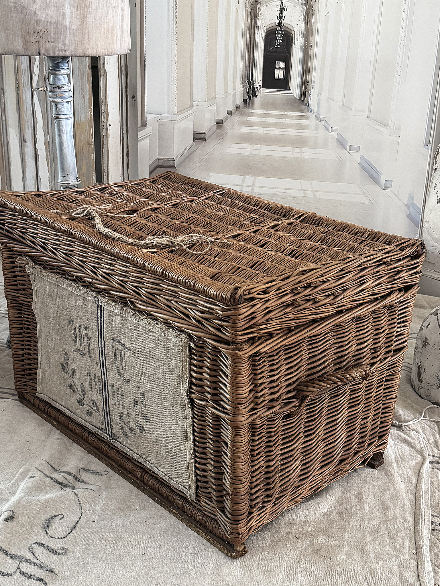 Große, alte Weidentruhe – nostalgischer Charme trifft Funktionalität***