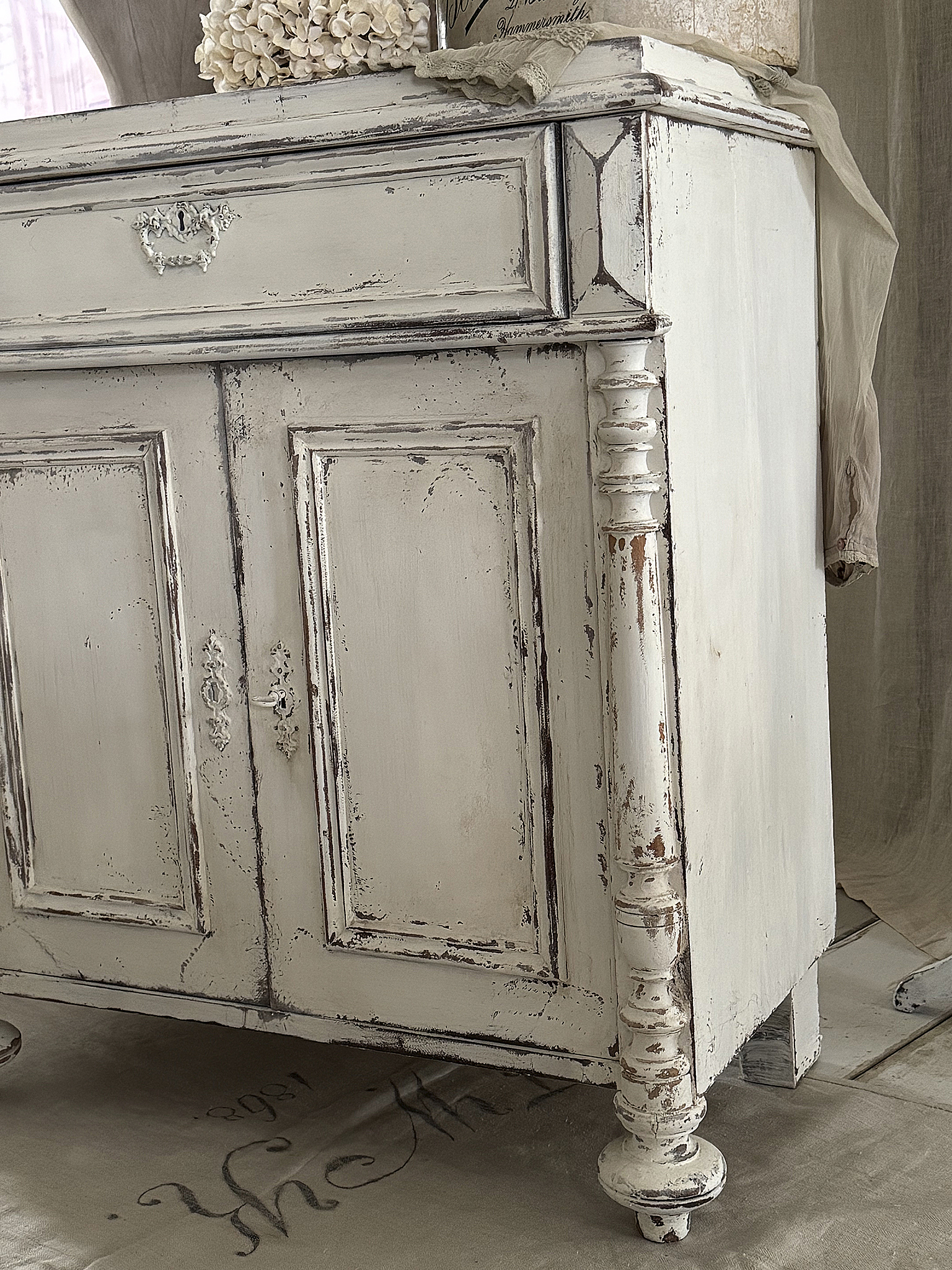 Antike Shabby-Kommode mit klappbarer Ablage***