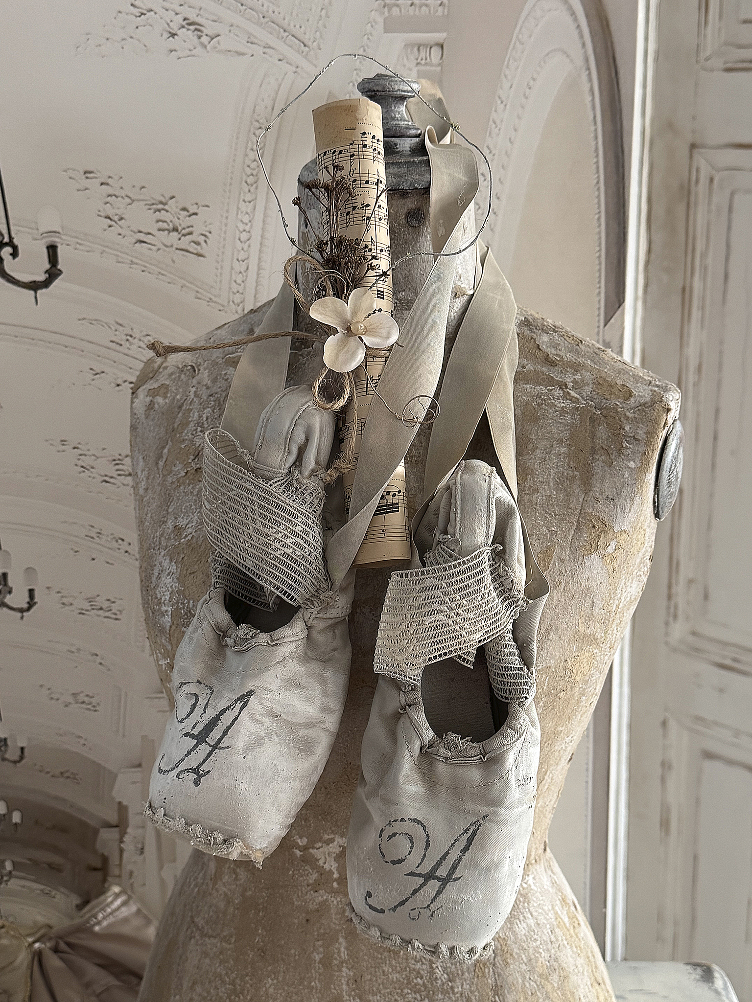 Alte Spitzenschuhe im weißen-zart grauen Vintagekleid mit Notenblatt***