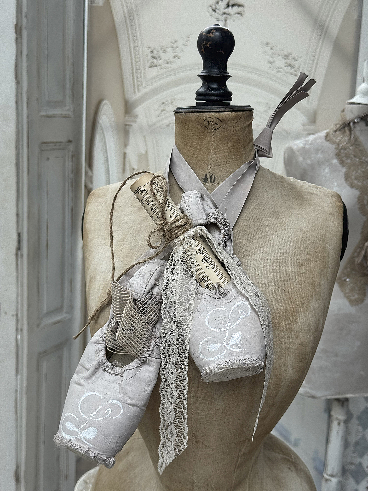 Alte Spitzenschuhe im taupen Vintagekleid L*** Alte Spitzenschuhe im taupen Vintagekleid L***