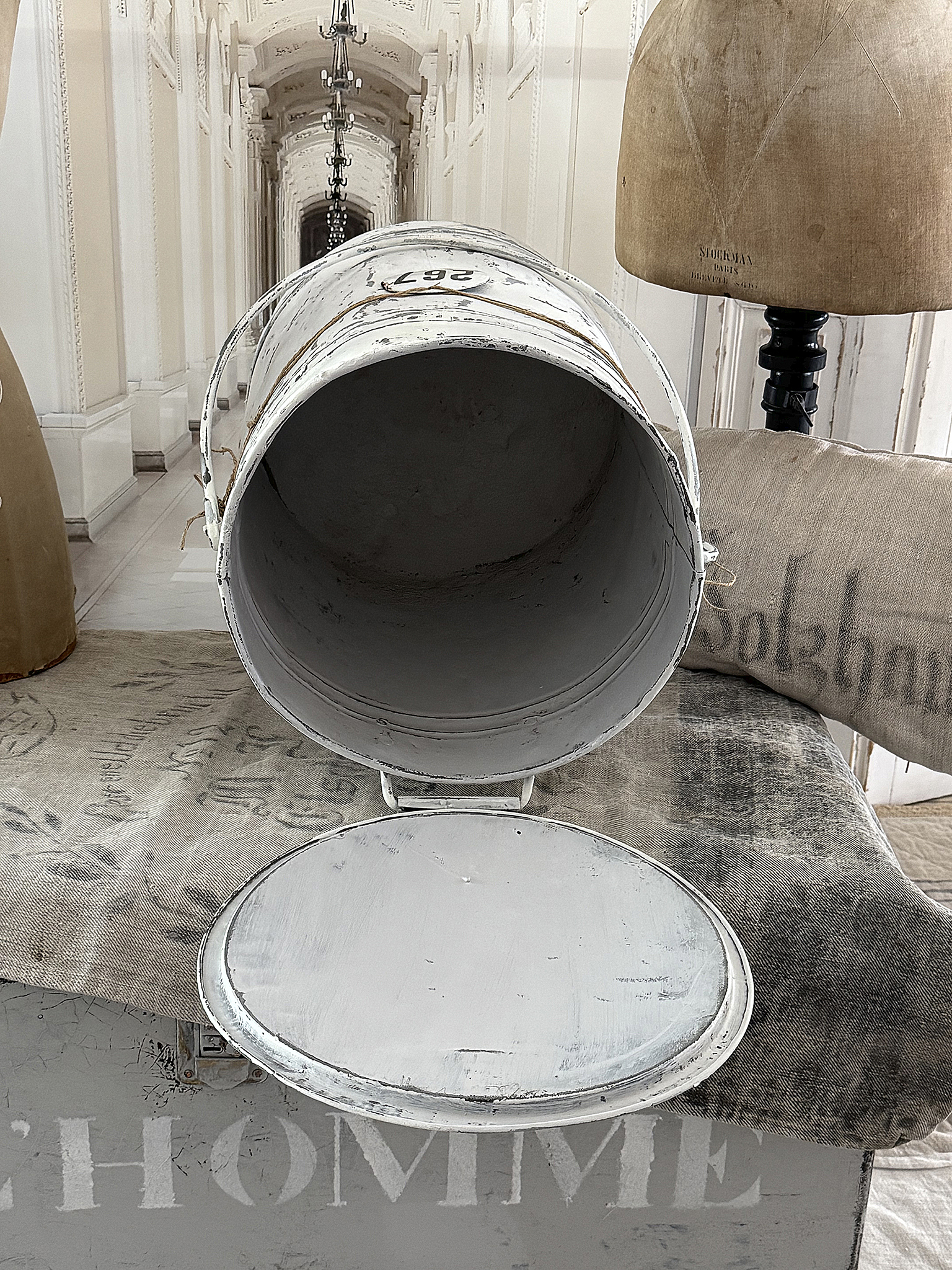 Alte Zinkmülltonne / Kohleneimer – im authentischen weißen Shabby Chic***