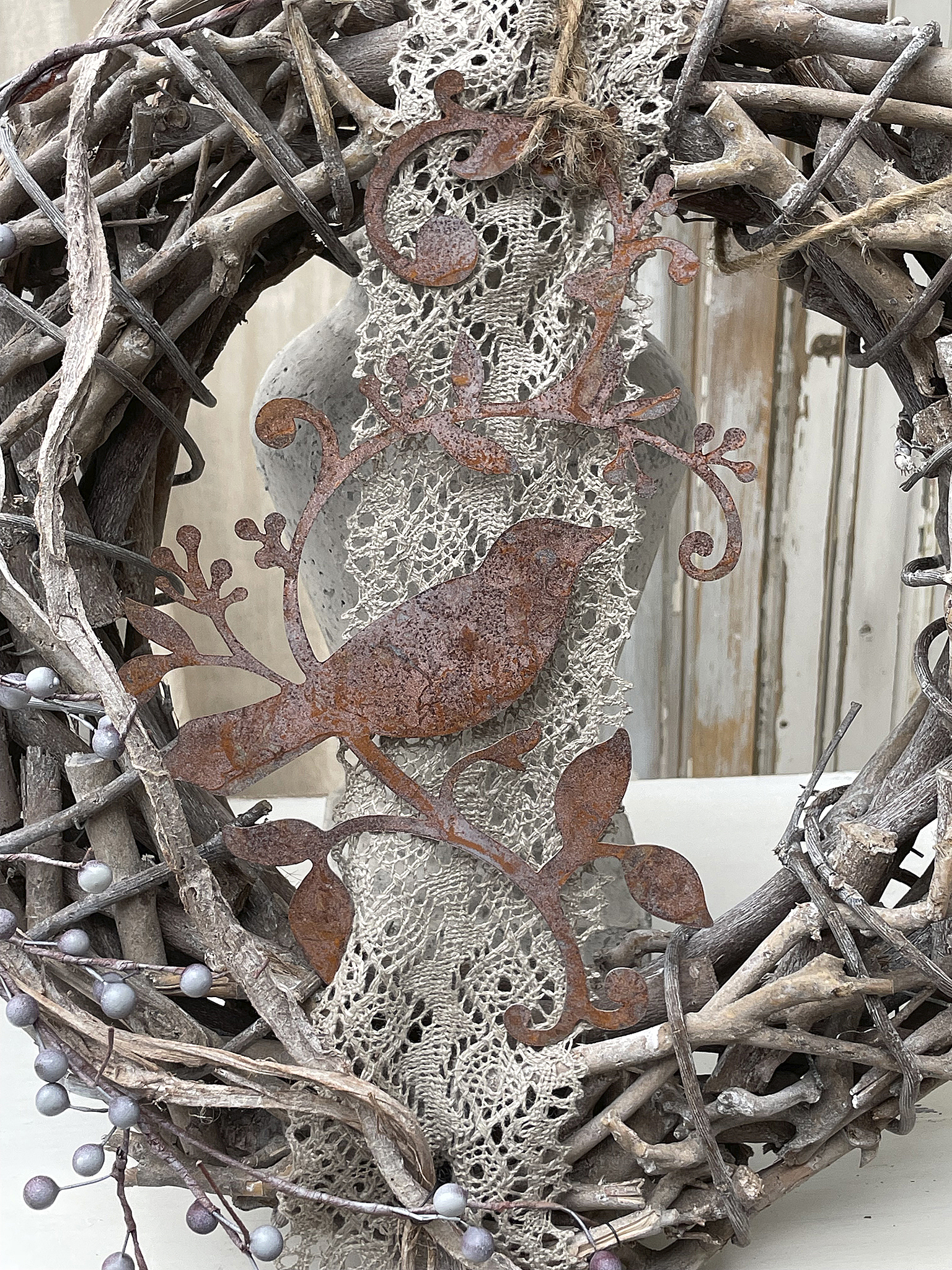 Rustikaler Türkranz mit Vogelmotiven und Spitze Wunderschöner rustikaler Kranz aus Zweigen mit einem Vogel und floralen Elementen
