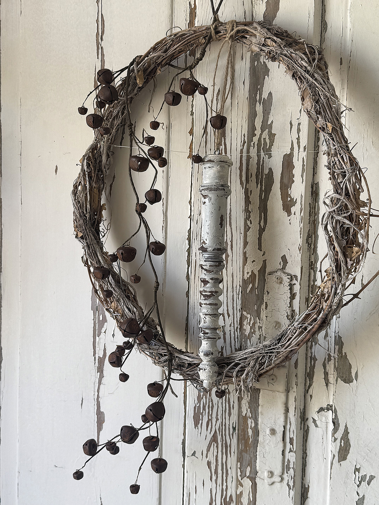 Zauberhafter ovaler Schellenkranz mit antikem Holzstab und sanften Elfenklängen – Romantischer Shabby Chic mit nostalgischem Charme***
