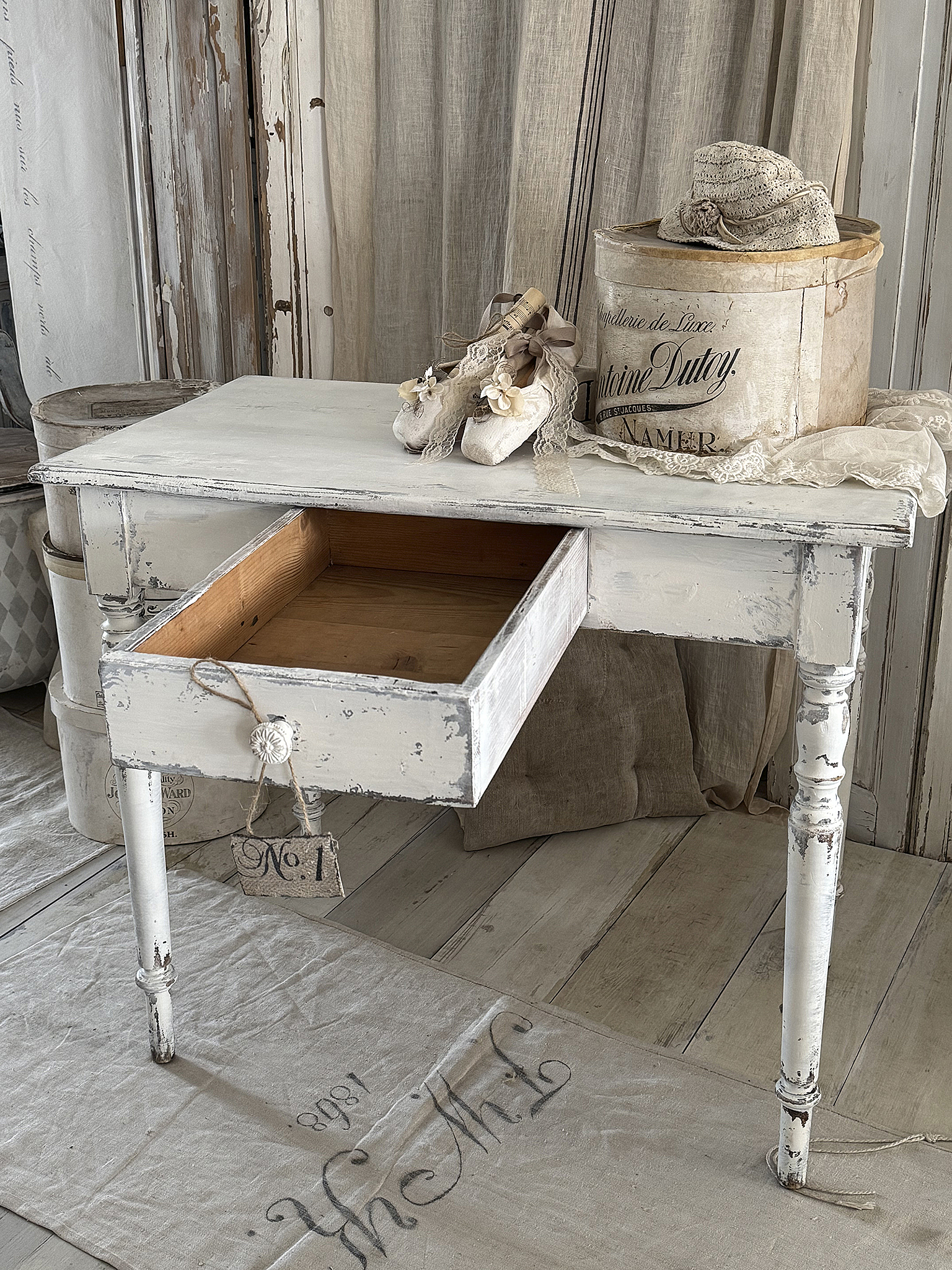 Alter kleiner Esstisch im Shabbykleid***