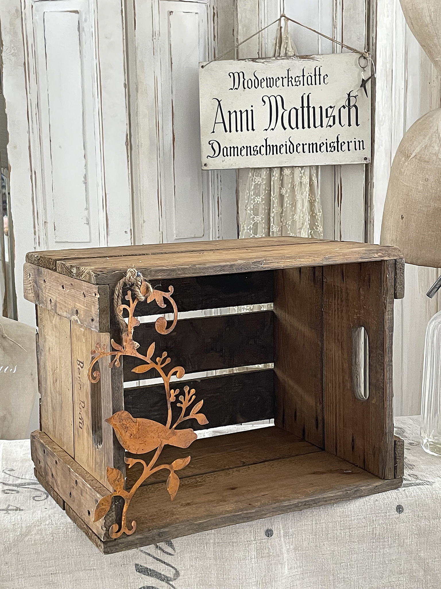Rustikale Holzkiste mit dekorativem Vogelmotiv Dekorative Holzkiste aus rustikalem Holz mit Schnitzereien und Platz für Aufbewahrung