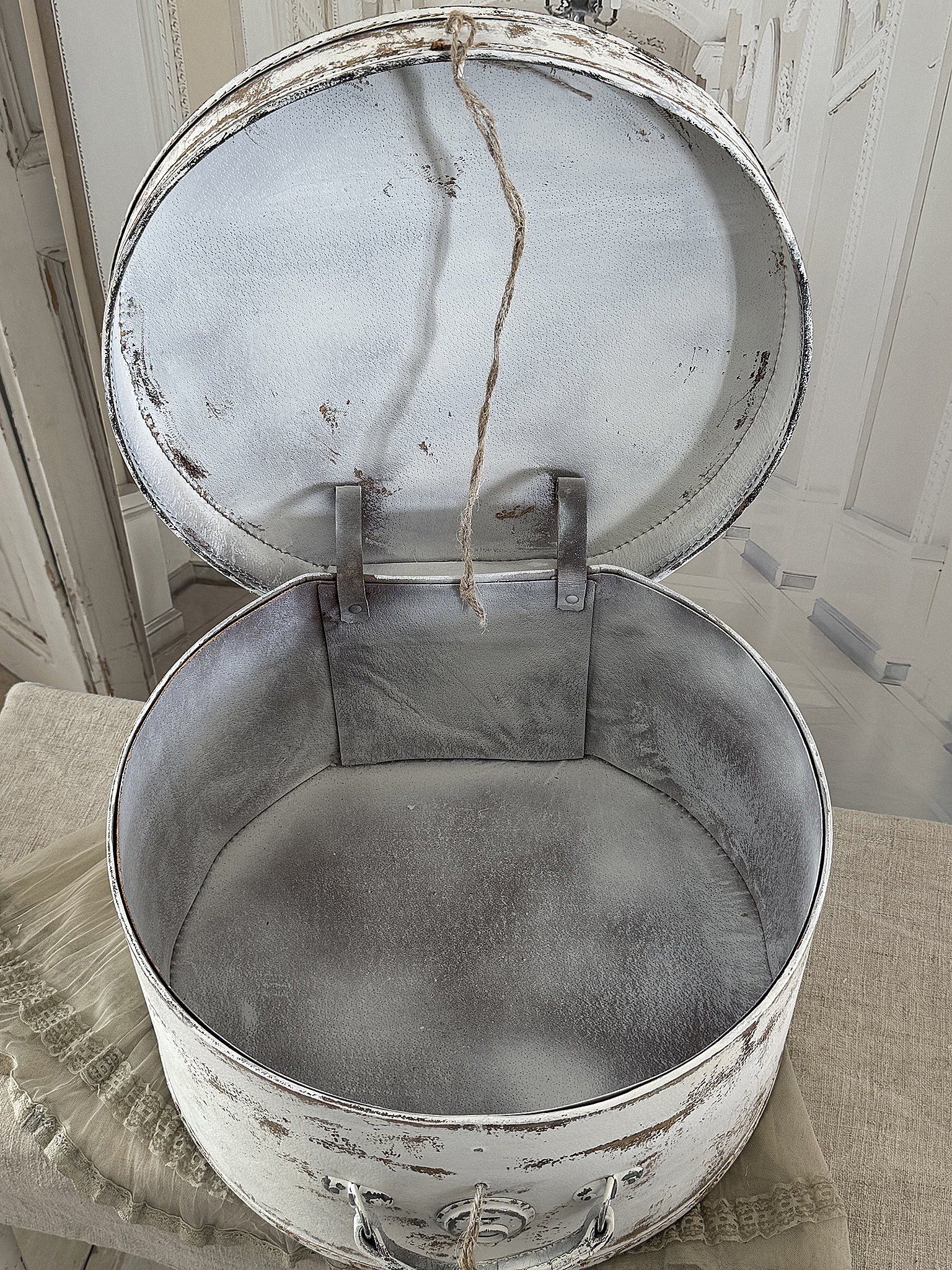 Alter Hutkoffer im mattweißen Shabby-Chic – ein bezauberndes Vintage-Schätzchen mit Patina***