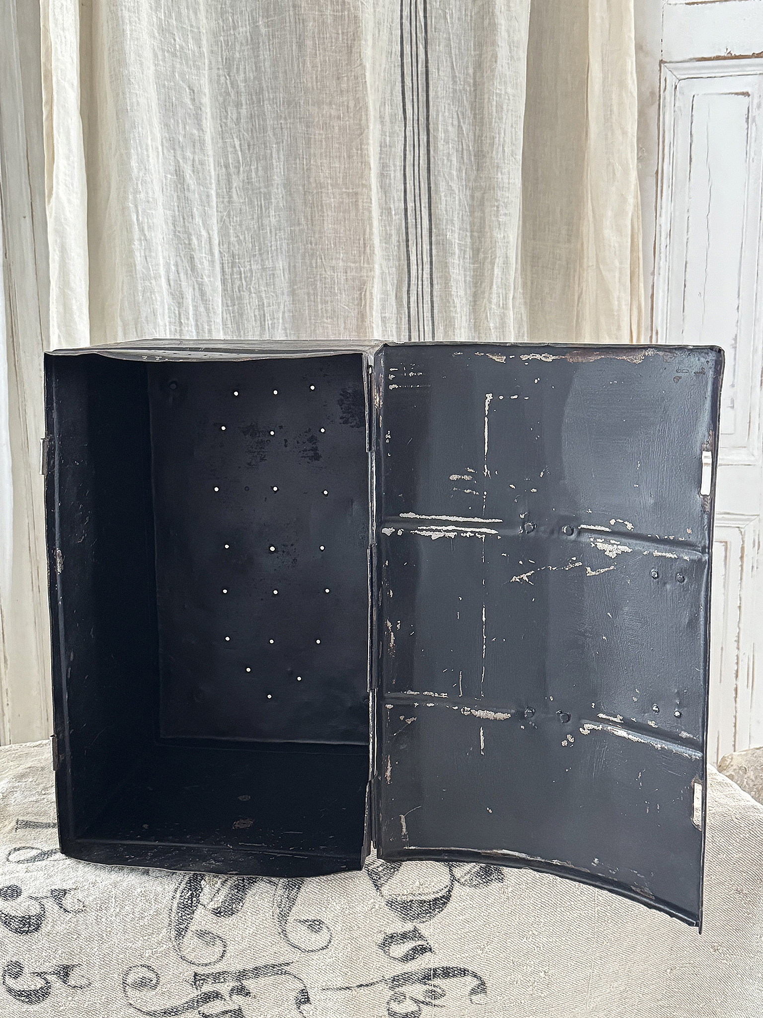 Charmante alte Metallkiste im schwarzen Originallack mit Patina***