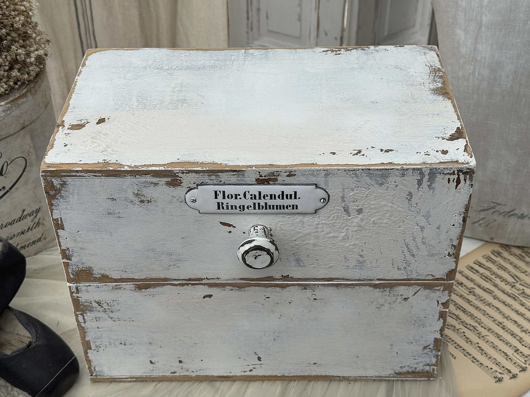 Dekorative Aufbewahrungsbox mit Aufschrift Flor. Calendul. Ringelblumen Rustikale Holzkiste in Weiß mit antikem Design und einem Knopf